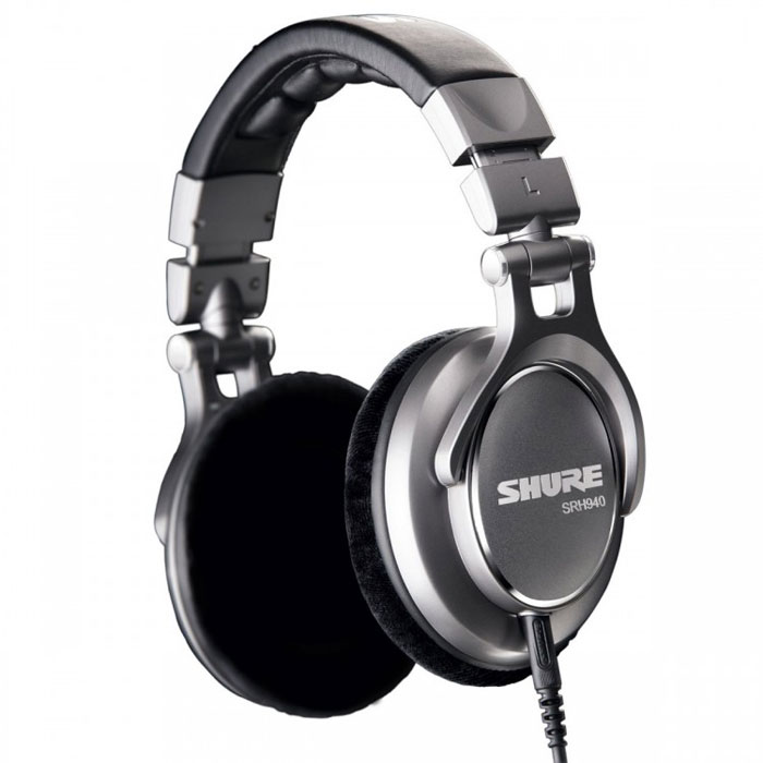 Shure SRH940 наушники Hi-Fi10102177 Shure SRH940 наушники Hi-Fi10102177Shure SRH940 специально разработаны для профессиональных аудио инженеров и домашней аудио записи. Наушники SRH940 обеспечивают кристально чистое звучание и ровную частотную характеристику на всём диапазоне частот с прозрачной серединой и расширенными верхами, при этом обладая плотным и насыщенным басом. Превосходные характеристики динамиков дают минимальные звуковые искажения, с максимально детальным воспроизведением.