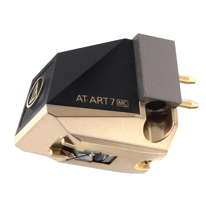Audio-Technica AT-ART7 головка звукоснимателя15116737 Audio-Technica AT-ART7 головка звукоснимателя15116737Головка звукоснимателя с подвижной катушкой Audio-Technica AT-ART7 обладает выходным напряжением в 0,12 мВ и повторяет дизайн и некоторые конструктивные особенности культового юбилейного MC-картриджа Audio- Technica AT50ANV. Корпус модели имеет оригинальный внешний вид с характерными «рублеными» формами. Его основание изготовлено из прошедшего специальную машинную обработку алюминия и служит для крепления преобразователя - подвижной системы, состоящей из двух катушек с воздушными сердечниками, а также мощного неодимового магнита, позволяющего снизить массу и размеры картриджа. Верхняя часть корпуса выполнена из прочного пластика. Благодаря такой конструкции головке звукоснимателя удается уверенно противостоять паразитным резонансам. Каркас для намотки проводов катушек изготовлен из жидкокристаллического полимера (ЖКП), обладающего высокой механической прочностью. Такой материал дает возможность уменьшить вес каркаса, сделав его более тонким. ЖКП...