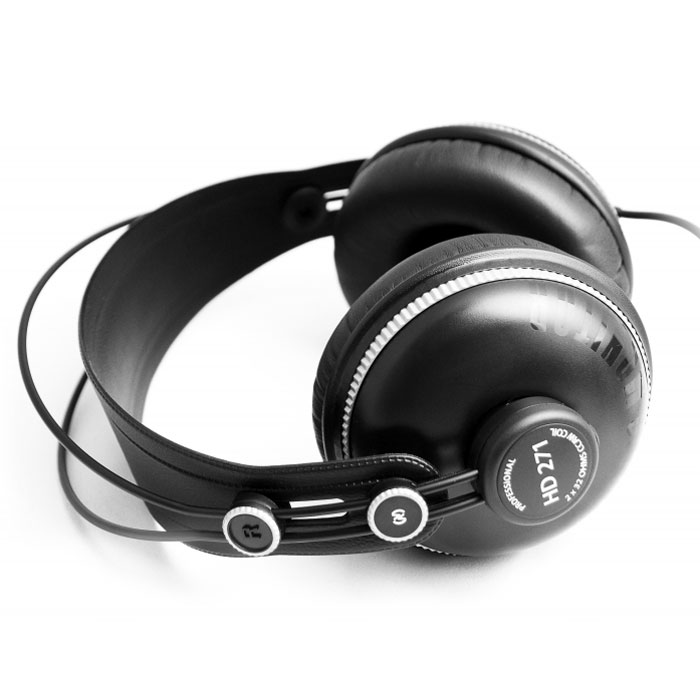 Axelvox HD271 наушникиHD271 Axelvox HD271 наушникиHD271Студийные закрытые динамические наушники Axelvox HD271 обеспечат высокую чувствительность, широкий динамический диапазон и максимальную звуковую изоляцию. Эргономические амбушюры, объединенные с легкой и саморегулирующейся лентой, делают их очень удобными. Записываете ли вы голос, занимаетесь сведением или микшированием, наушники HD271 обеспечат комфорт и звуковую точность. Axelvox HD271 - профессиональные наушники, которые имеют идеально сбалансированное звучание во всём диапазоне воспроизводимых частот. Axelvox HD 271 одинаково востребованы как в среде профессиональных звукорежиссёров, так и среди аудиофилов. Обладают высоким звуковым разрешением, удобной классической конструкцией и исключительной точностью воспроизведения аудиоматериала.