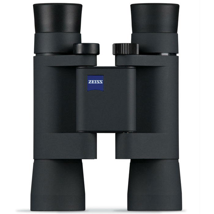 Carl Zeiss 10x25 T* Conquest Compact бинокль522074 Carl Zeiss 10x25 T* Conquest Compact бинокль522074Бинокль Carl Zeiss 10x25 T* действительно меняет представление о компактности! Использование roof-призм позволяет уместить в небольшой корпус значительные оптические возможности, а система складывания корпуса Z-Fold дает возможность уменьшить ширину бинокля при переноске практически в 2 раза. При этом за счет использование многослойного и фазокорректирующих покрытий оптика бинокля обеспечивает светопропускание до 97%, а также точную цветопередачу, высокую контрастность и четкость изображения. Особенности модели: Оптическая схема: roof-призмы (Шмидт-Пехан). Оптимально подходит для путешествий и наблюдений на открытом воздухе. Уникальная система складывания корпуса Z-Fold для максимальной компактности. Фазокорректирующее покрытие призм. Пыле-, влаго- и грязезащищенный корпус из стекловолокна с полиамидом. Этот бинокль подойдет любым поклонникам длительных прогулок и путешествий. Он компактен, легок и удобен в использовании. Все элементы...
