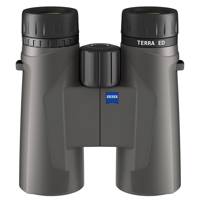 Carl Zeiss 10x42 Terra ED, Grey бинокль524206-9902 Carl Zeiss 10x42 Terra ED, Grey бинокль524206-9902Бинокль Carl Zeiss 10х42 Terra ED. Стекло SCHOTT ED (ExtraLow Distorcion) в сочетании с просветляющим покрытием ZEISS MC Hydrophobe создаёт изображение очень высокого качества, без искажений формы и цвета, с максимально чёткими и резкими границами. Бинокль имеет обрезиненный корпус из лёгкого и прочного высококачественного конструкционного пластика, призмы Schmidt-Pechan, полное просветление ZEISS MC Hydrophobe, герметичность до давления 100 mbar (5.8 psi), азотозаполнение. Carl Zeiss 10х42 Terra ED предназначен для тех, кто ещё не может решиться на покупку полноценого технического шедевра от Zeiss премиум класса, но не хочет идти на компромисс со своим желанием иметь лучшую экипировку от авторитетных брендов. Бинокль с 10-м увеличением и 42 мм объективом годится для самых удалённых объектов. Он подойдёт и для использования в походе, на рыбалке и на охоте, для наблюдений за птицами и животными, насекомыми вблизи (от 1,6 м), достопримечательностями на экскурсии,...