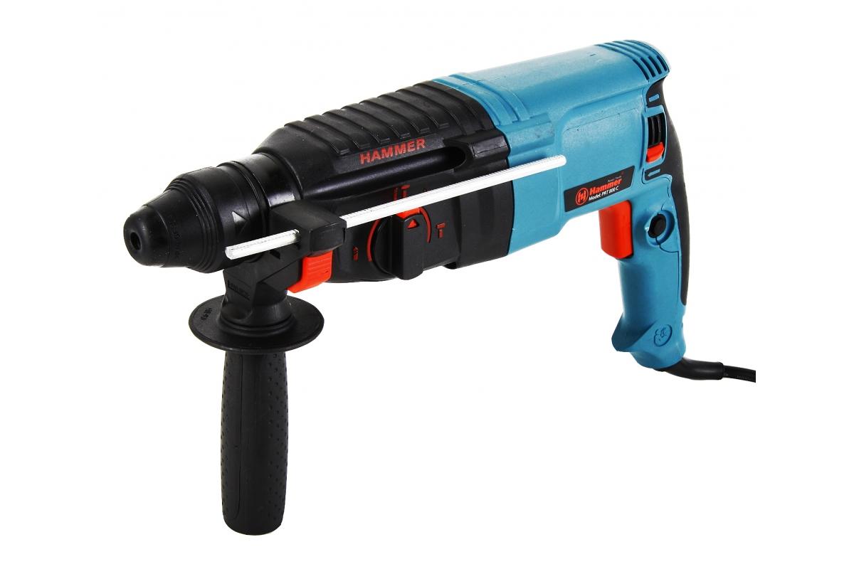 Перфоратор HAMMER PRT800C PREMIUMДУ-505 Перфоратор HAMMER PRT800C PREMIUMДУ-505Домашний помощник Производитель ручного инструмента Hammer создал модель Prt800c для использования как в быту, так и на производстве. Перфоратор предназначен для создания отверстий в металле, в дереве и других твердых материалах. В режиме «сверление с ударом» или «долбление» инструмент способен продолбить отверстие в бетоне, кирпиче, керамике. А если переключиться в режим «завинчивание» инструмент превращается в обычный шуруповерт, которым можно вкручивать саморезы. Отличная производительность При относительно не сложных видах работ, а также при эксплуатации инструмента на высоте вам необходим сравнительно легкий и производительный перфоратор. Именно таким является Prt800c от производителя Hammer. Весом 2.7 кг, он снабжен мощным двигателем 800 Вт и длинным сетевым кабелем 2.7 м. Модель имеет функцию удара с энергией 3 Дж, частотой 4000 уд/мин., что делает его отличным «убийцей» бетона и кирпича. Долбить или сверлить ...