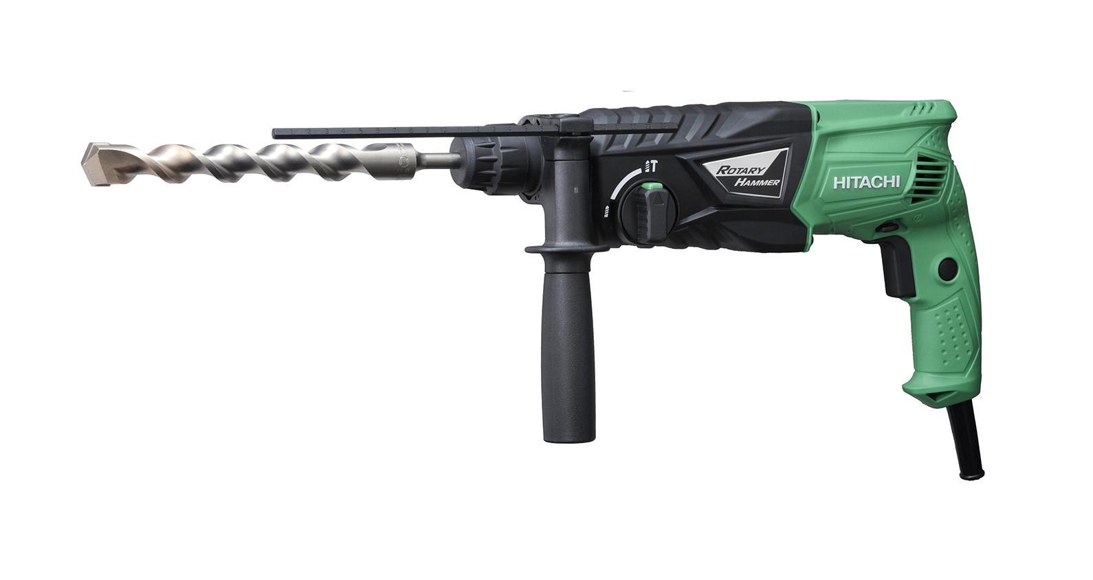 Hitachi DH24PG перфораторDH24PG Hitachi DH24PG перфораторDH24PGДомашний помощник Производитель ручного инструмента Hitachi создал модель DH24PG для использования как в быту, так и на производстве. Перфоратор предназначен для создания отверстий в металле, в дереве и других твердых материалах. В режиме «сверление с ударом» инструмент способен продолбить отверстие в бетоне, кирпиче, керамике. Отличная производительность При относительно не сложных видах работ, а также при эксплуатации инструмента на высоте вам необходим сравнительно легкий и производительный перфоратор. Именно таким является DH24PG от производителя Hitachi. Весом 2.7 кг, он снабжен мощным двигателем 730 Вт и длинным сетевым кабелем 2.7 м. Модель имеет функцию удара с энергией 2.7 Дж, частотой 3950 уд/мин., что делает его отличным «убийцей» бетона и кирпича. Долбить или сверлить Самым популярным режимом большинства перфораторов является режим «сверления с ударом», при котором рабочая оснастка получает...