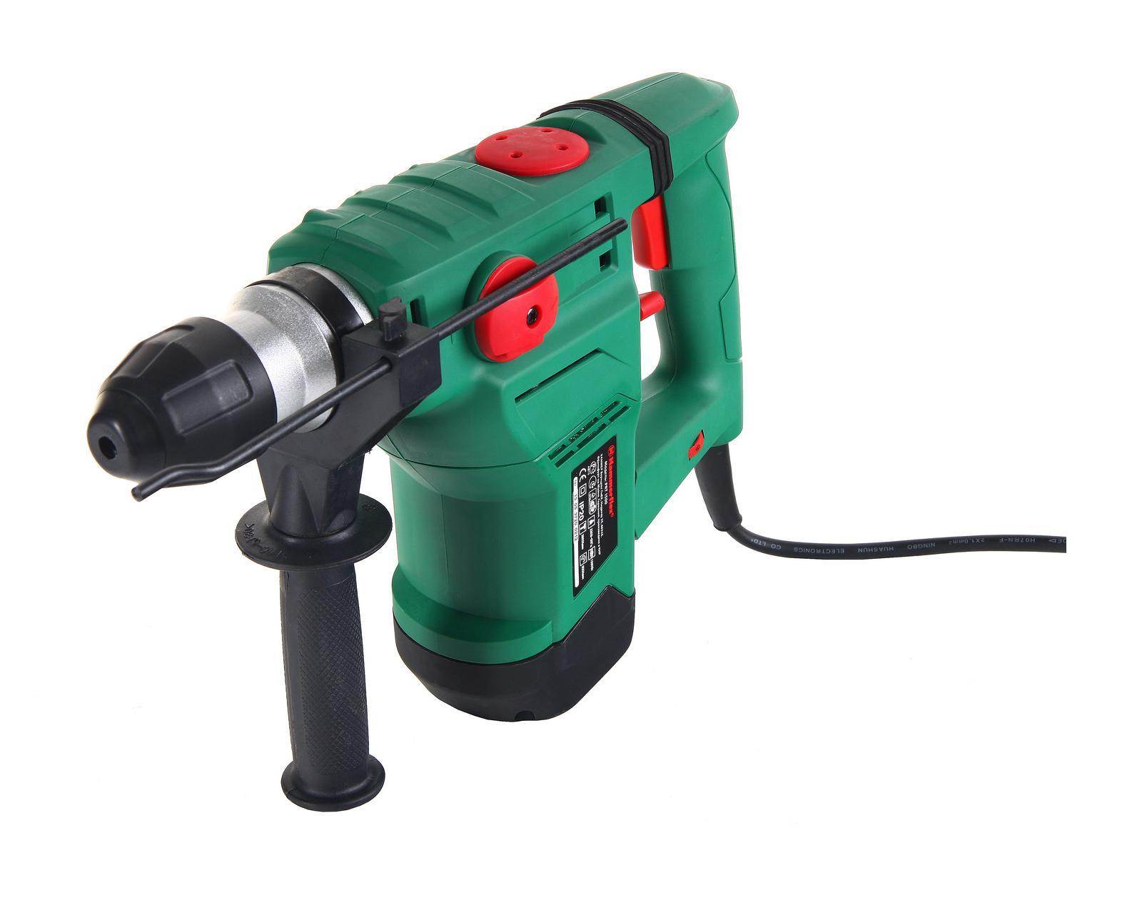 Hammer PRT1500 перфораторPRT1500 перфоратор Hammer PRT1500 перфораторPRT1500 перфораторИнструмент для разрушения В первую очередь перфоратор – это электроинструмент, предназначенный для пробивания отверстий в твердых материалах или крушения структуры материала за счет вращательных или поступательных воздействий ударного механизма перфоратора. Для получения необходимого результата инструмент должен обладать достаточной мощностью. Профессиональная сила Качественный перфоратор PRT1500 – это воплощение высокой мощности, надежности и отличной эргономики от Hammer. Оснащенный 1500-ваттным двигателем, Hammer PRT1500 на ура справится со стоящей впереди стеной или разнесет каменную брылу на пылинки. Современный патрон с SDS-системой позволяет производить замену рабочей оснастки одной рукой. Неоспоримая мощность Держа Hammer PRT1500 в руках, чувствуешь себя настоящим крушителем бетона. Неповторимый дизайн и удобство эксплуатации заставят вас навсегда забыть о других перфораторах. Обладая энергией удара до 5...