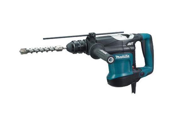 Makita HR3210FСT перфоратор SDS PlusHR 3210 FСT Makita HR3210FСT перфоратор SDS PlusHR 3210 FСTДомашний помощник Производитель ручного инструмента Makita создал модель HR 3210 FСT для использования как в быту, так и на производстве. Перфоратор предназначен для создания отверстий в металле, в дереве и других твердых материалах. В режиме «сверление с ударом» или «долбление» инструмент способен продолбить отверстие в бетоне, кирпиче, керамике. Отличная производительность При относительно не сложных видах работ, а также при эксплуатации инструмента на высоте вам необходим сравнительно легкий и производительный перфоратор. Именно таким является HR 3210 FСT от производителя Makita. Весом 4.9 кг, он снабжен мощным двигателем 850 Вт и длинным сетевым кабелем 4.9 м. Модель имеет функцию удара с энергией 5.5 Дж, частотой 3300 уд/мин., что делает его отличным «убийцей» бетона и кирпича. Долбить или сверлить Самым популярным режимом большинства перфораторов является режим «сверления с ударом», при котором рабочая...