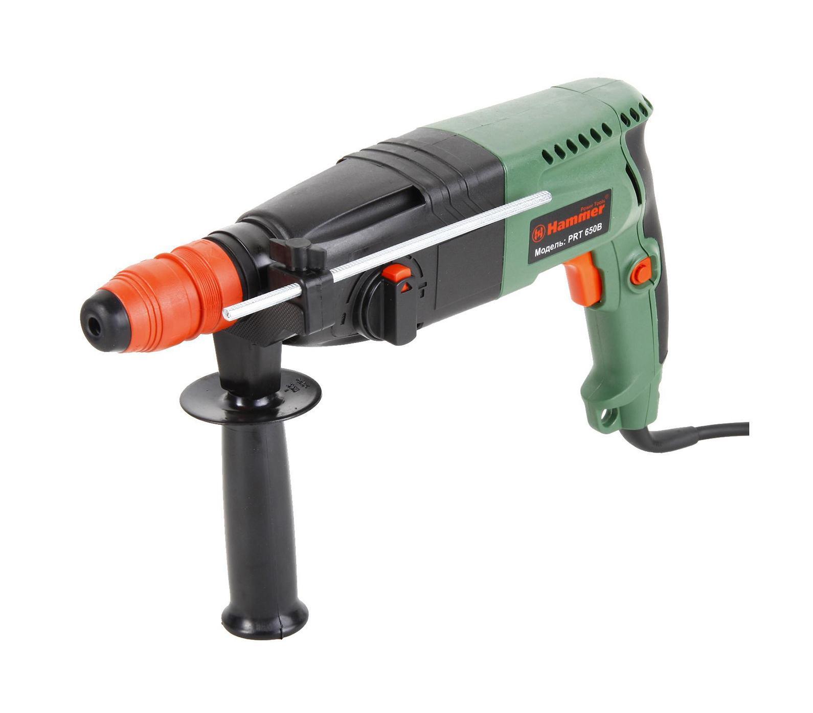 Hammer PRT650В перфораторPRT650В перфоратор Hammer PRT650В перфораторPRT650В перфораторДомашний помощник Производитель ручного инструмента Hammer для использования как в быту, так и на производстве. Перфоратор предназначен для создания отверстий в металле, в дереве и других твердых материалах. В режиме «сверление с ударом» или «долбление» инструмент способен продолбить отверстие в бетоне, кирпиче, керамике. Отличная производительность При относительно не сложных видах работ, а также при эксплуатации инструмента на высоте вам необходим сравнительно легкий и производительный перфоратор. Именно таким является от производителя Hammer. Весом 3.3 кг, он снабжен мощным двигателем 650 Вт и длинным сетевым кабелем 3.3 м. Модель имеет функцию удара с энергией 2.2 Дж, частотой 4850 уд/мин., что делает его отличным «убийцей» бетона и кирпича. Долбить или сверлить Самым популярным режимом большинства перфораторов является режим «сверления с ударом», при котором рабочая оснастка получает одновременно оборотные...