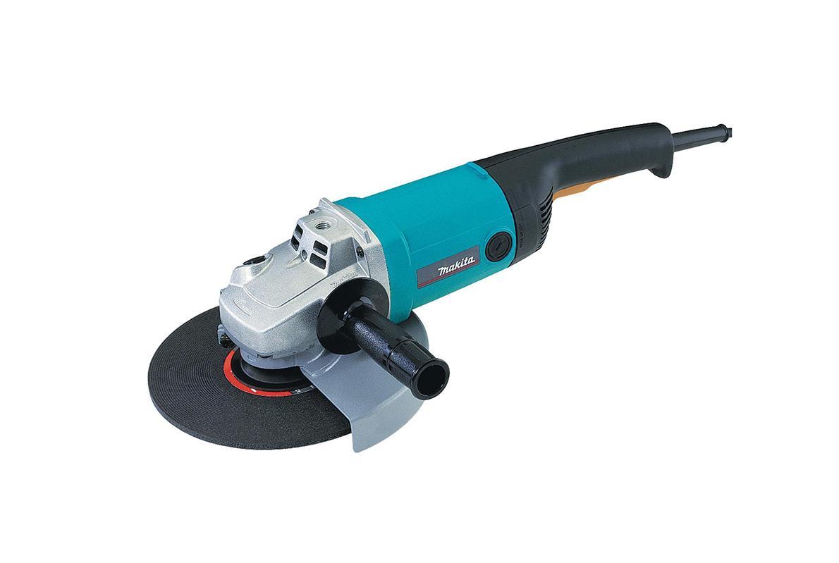Шлифмашина угловая Makita 9069SF9069SF Шлифмашина угловая Makita 9069SF9069SFУглошлифовальная машина Makita 9069SF - это удобный и мощный инструмент для выполнения шлифовальных, зачистных работ и резки различных материалов. Блокировка шпинделя, суперфланец, система пылезащиты, защита от перегрева. Удобство эксплуатации обеспечено простым управлением и эргономичным корпусом с дополнительной боковой рукояткой. Углошлифовальная машина Makita 9069SF - это эффективный и производительный инструмент, предназначенный для отрезных, шлифовальных и зачистных работ. Возможна обработка самых различных материалов. Мощный двигатель на 2000 Вт делает эту углошлифовальную машину эффективным и функциональным инструментом. Двигатель надежно защищен от воздействия пыли, поэтому с помощью этого инструмента можно работать даже с такими материалами, как камень и кирпич. Лабиринтное уплотнение защищает подшипники и детали двигателя от загрязнения. При угрозе перегрева щетки автоматически отключаются. Предусмотрена простая замена угольных щеток, что...