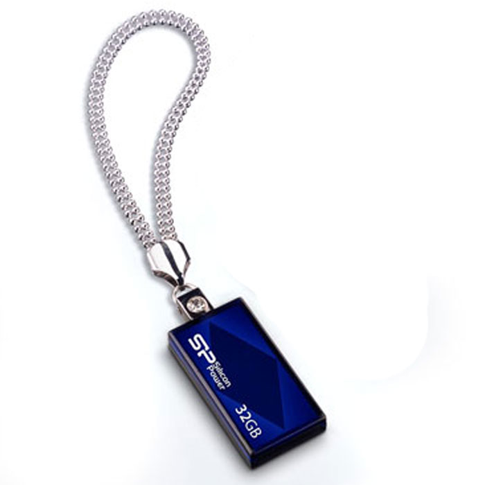 Silicon Power Touch 810 32GB, Blue USB-накопительSP032GBUF2810V1B Silicon Power Touch 810 32GB, Blue USB-накопительSP032GBUF2810V1BSilicon Power выпустила USB накопитель Silicon Power Touch 810 с улучшенным дизайном. Колоритное изображение ромба наряду с выдвижным коннектором и кристаллом придают модели особенную элегантность. Модель Silicon Power Touch 810 выпускается в синем или красном цвете. Колоритное изображение ромба и кристалла на поверхности позволяет модели изящно сверкать под воздействием солнечных лучей. Silicon Power использует последнюю технологию Chip-on-Board (COB), что делает накопитель ультра-легким (5 грамм). Для удобства пользователей, накопитель оснащен цепочкой и имеет выдвижной USB коннектор, что устраняет опасения потери колпачка. Маленький, удобный и привлекательный - основные отличительные особенности этого устройства, что делает его идеальным для использования в виде украшения на шее или для использования в командировках.