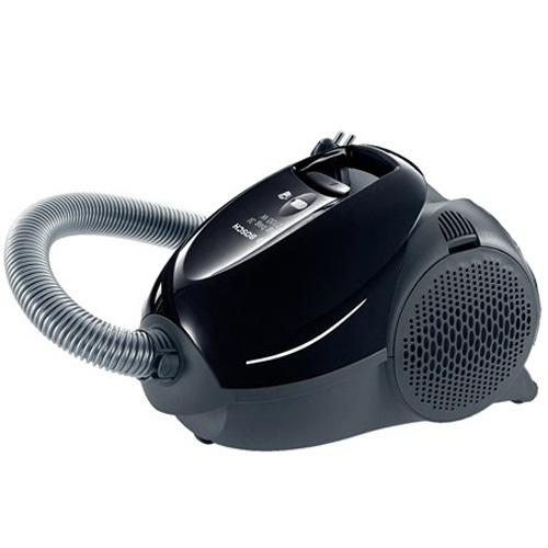 Bosch BSN2100RU, Black пылесосBSN2100RU Bosch BSN2100RU, Black пылесосBSN2100RUВ пылесосе Bosch BSN2100 идеально сочетаются компактный размер и высокая мощность. Максимальная сила всасывания достигает 300 Вт, так что этот маленький поглотитель пыли не оставит ни единой соринки в вашем доме. Благодаря гигиенической фильтрации Air Clean II достигается чистота исходящего воздуха – собранная грязь надежно удерживается внутри мешка. За счет плавной регулировки мощности вы легко сможете выбрать наиболее подходящий режим работы. Труба всасывания одним движением регулируется под необходимую длину. Если во время уборки вы на что-то отвлеклись и решили ненадолго прерваться, то шланг удобно закрепить вертикально к корпусу. Стильное черное решение идеально вписывается в любой интерьер.