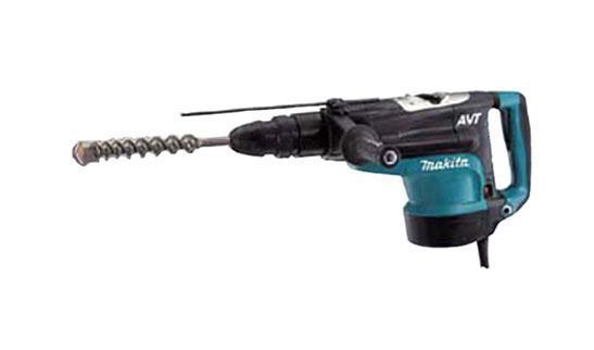 Makita HR5210C перфоратор SDS MaxHR5210C Makita HR5210C перфоратор SDS MaxHR5210CИнструмент для разрушения В первую очередь перфоратор – это электроинструмент, предназначенный для пробивания отверстий в твердых материалах или крушения структуры материала за счет вращательных или поступательных воздействий ударного механизма перфоратора. Для получения необходимого результата инструмент должен обладать достаточной мощностью. Профессиональная сила Качественный перфоратор HR5210C – это воплощение высокой мощности, надежности и отличной эргономики от Makita. Оснащенный 1500-ваттным двигателем, Makita HR5210C на ура справится со стоящей впереди стеной или разнесет каменную брылу на пылинки. Современный патрон с SDS-системой позволяет производить замену рабочей оснастки одной рукой. Неоспоримая мощность Держа Makita HR5210C в руках, чувствуешь себя настоящим крушителем бетона. Неповторимый дизайн и удобство эксплуатации заставят вас навсегда забыть о других перфораторах. Обладая энергией удара до...