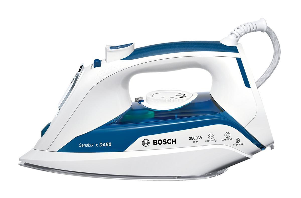 Bosch TDA5028010 утюгTDA5028010 Bosch TDA5028010 утюгTDA5028010Максимальная мощность: 2800 Вт Подошва CeraniumGlissee с отверстиями для пара и 3-х фазовой структурой обеспечивают идеальное распределение пара и безупречное скольжение Специальная, более утонченная форма подошвы утюга для более простого глажения воротничков и планок с пуговицами Система advanced steam system: оптимизированная система распределения пара благодаря новому усовершенствованному дизайну подошвы Три системы защиты от накипи 3AntiCalc: автоматическая самоочистка, удаление частиц накипи из камеры парообразования и встроенная система защиты от накипи Большая прозрачная емкость для воды 350 ml QuickFilling: отверстие для залива воды еще большего диаметра с крышкой для простого и быстрого залива и слива воды Система Капля-стоп Функция Спрей Световой индикатор работы Стаканчик для воды Длинный шнур (2.5 м) с гибким круговым шарниром Flexogelenk и возможностью намотки при хранении Дополнительная насадка на...