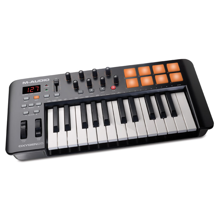 M-Audio Oxygen 25 II midi-клавиатураOxygen 25IV M-Audio Oxygen 25 II midi-клавиатураOxygen 25IVM-Audio Oxygen 25 II - это новый MIDI-контроллер, принадлежащий серии Oxygen, представленной на выставке Musikmesse 2 014. Этот MIDI-контроллер идеально подойдет для продюсеров, новая модель обладает большим количеством удобно расположенных элементов управления, а раскладка понятна на уровне интуиции. В комплекте с M-Audio Oxygen 25 поставляется пакет ПО, который можно использовать для создания собственной музыки. Модель имеет 8 триггерных пэдов, все они чувствительно к скорости нажатия. С их помощью пользователь сможет запускать аудиоклипы, звуки ударных и другие инструменты. 8 регуляторов назначаются пользователем, через них можно настроить плагины и микшер. Устройство также имеет назначаемый мастер фейдер. Для удобного процесса работы предназначен ЖК-экран. К контроллеру прилагается ПО, в которое входит Ableton Live Lite и SONiVOX Twis. Для работы с iOS девайсами понадобится Camera Connection Kit от Apple.