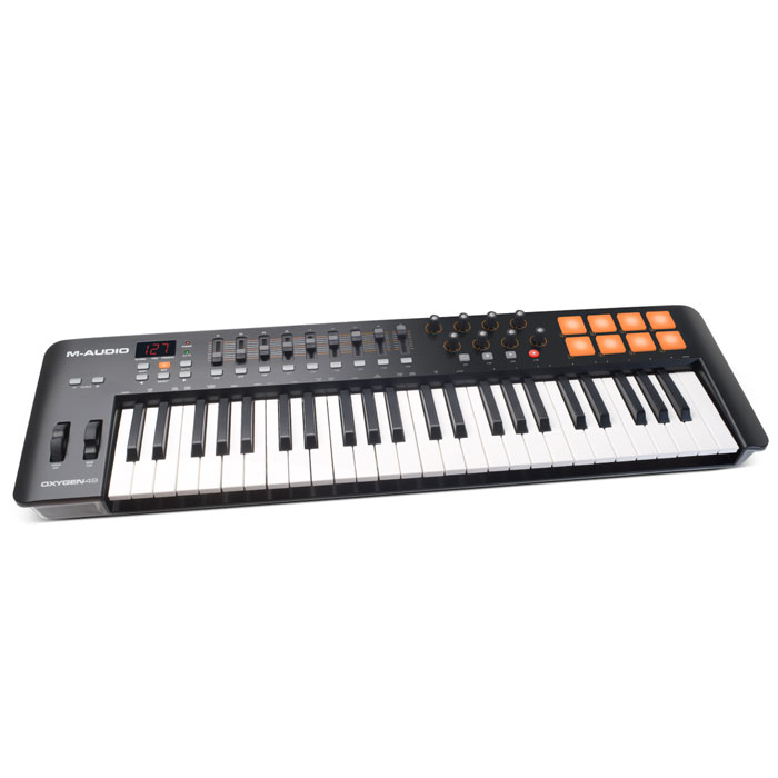M-Audio Oxygen 49 II midi-клавиатураOxygen 49IV M-Audio Oxygen 49 II midi-клавиатураOxygen 49IVM-Audio Oxygen 49 - новый MIDI-контроллер, принадлежащий серии Oxygen, представленной на выставке Musikmesse 2014. Этот MIDI-контроллер идеально подойдет для продюсеров, новая модель обладает большим количеством удобно расположенных элементов управления, а раскладка понятна на уровне интуиции. В комплектес M-Audio Oxygen 49 поставляется пакет ПО, который можно использовать для создания собственной музыки. Модель имеет 8 триггерных пэдов, все они чувствительно к скорости нажатия. С их помощью пользователь сможет запускать аудиоклипы, звуки ударных и другие инструменты. 8 регуляторов назначаются пользователем, через них можно настроить плагины и микшер. M-Audio Oxygen 49 имеет 9 фейдоров для MIDI управления и ЖК-экран. К контроллеру прилагается ПО, в которое входит Ableton Live Lite и SONiVOX Twis. M-Audio Oxygen 49 комплектуется Ableton Live Lite - это одно из наиболее популярных программных обеспечений для профессиональных музыкантов....