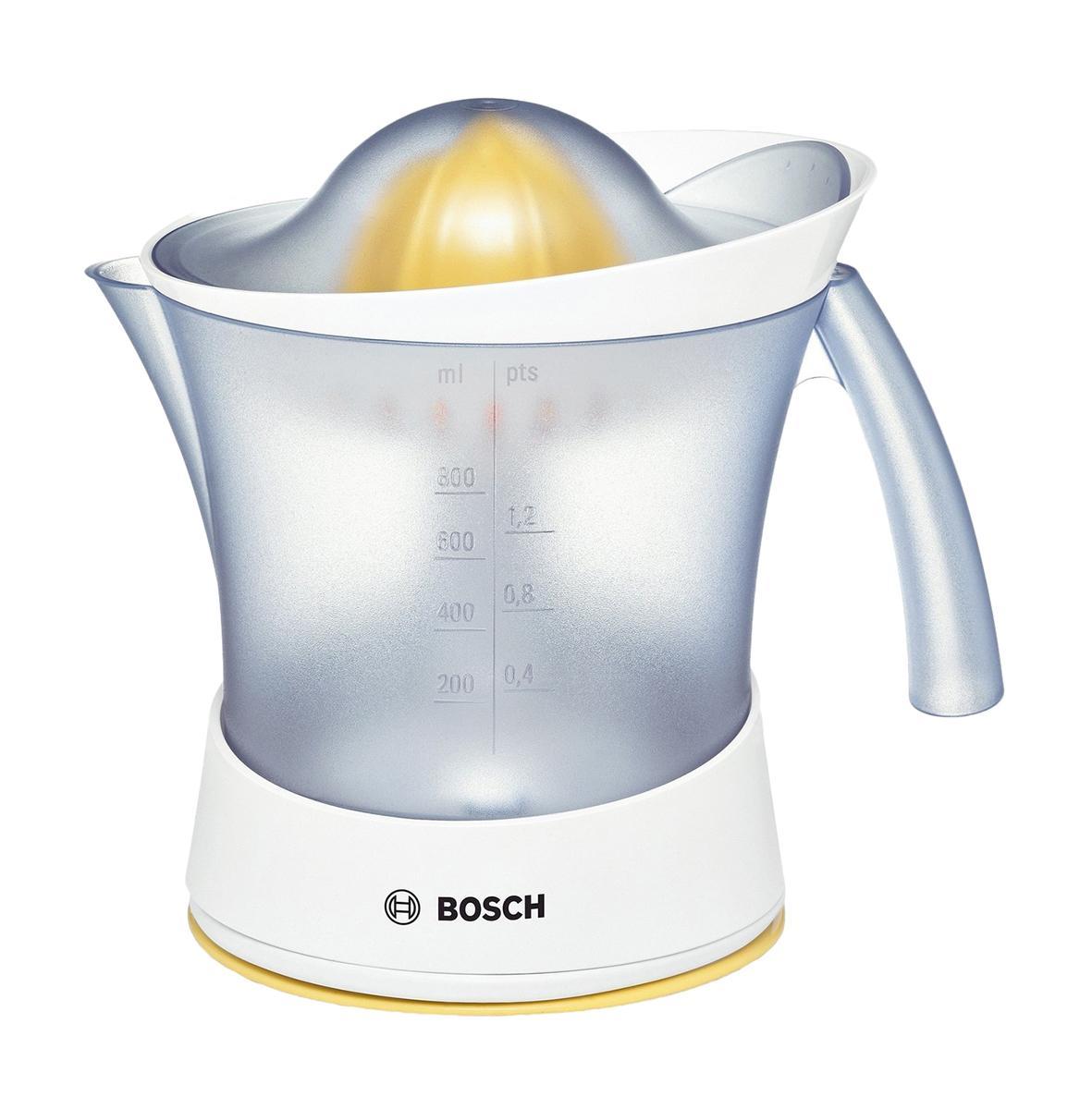 Bosch MCP 3000 соковыжималкаMCP3000 Bosch MCP 3000 соковыжималкаMCP3000С помощью электрической соковыжималки Bosch MCP3000 вы можете сделать свежевыжатый сок из апельсинов, мандаринов, лимонов, грейпфрутов и других видов цитрусовых. Конус прибора имеет универсальную форму, которая подойдет для плодов любого размера. Емкость для готового сока имеет объем 0.8 л. На специальной шкале вы сможете увидеть до какого уровня наполнилась чаша. Корпус и крышка выполнены из полупрозрачного пищевого пластика, совершенно безвредного для организма. У соковыжималки Bosch MCP 3000 реверсивное вращение конуса, т.е. он крутится то в одну, то в другую сторону. Это позволяет более качественно отжимать плоды. Включается и отключается прибор автоматически при нажатии на конус. Все детали легко отсоединяются и их можно мыть как в ручную, так и в посудомоечной машине. Устройство достаточно компактное и вы без труда найдете ему местечко на вашей кухне. Теперь вы и ваша семья сможете каждый день наслаждаться вкусным свежевыжатым соком.