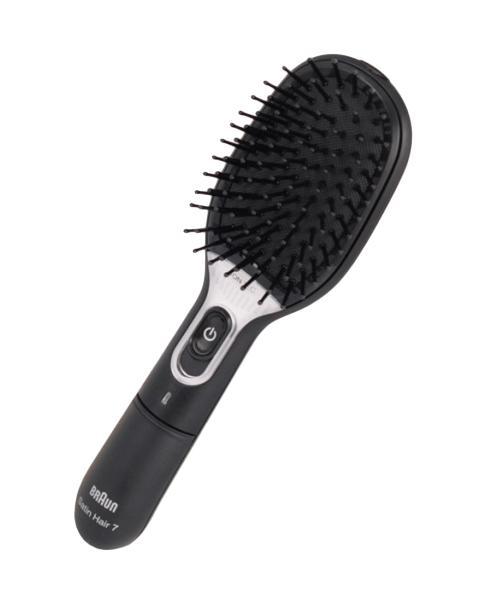 Braun Satin Hair 7 BR730MN расческа c функцией ионизацииSatin Hair 7 BR730MN Braun Satin Hair 7 BR730MN расческа c функцией ионизацииSatin Hair 7 BR730MNРасчёска Braun Satin Hair 7 BR730MN с активными ионами – это революционная инновация в мире ухода за волосами, разработанная специально для того, чтобы женщины выглядели великолепно в любое время. Поток ионов высвобождает миллионы активных ионов, как бы создавая «нимб» вокруг ваших волос. Активные ионы работают почти как кондиционер для волос. Они мгновенно усмиряют непослушные и наэлектризованные волосы, придавая им гладкость, по сравнению с расчёсками без активных ионов. Съёмная ультрамягкая подушечка специально разработана для комфорта кожи головы и позволяет бережно расчесать волосы, не выдирая их. Её также можно снять, чтобы легко почистить. Бесшовные зубцы с экстра-гладкой поверхностью дают исключительно бережное расчёсывание, помогая предотвратить повреждение кутикулы. Расчёска Braun Satin Hair 7 имеет функцию автоматического отключения, чтобы уберечь ёе от случайного включения при переноске в сумке.