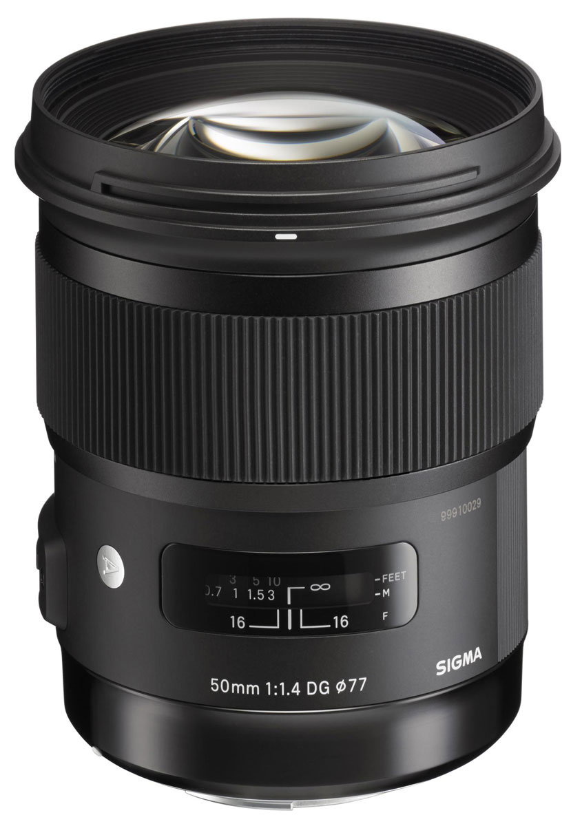 Sigma AF 50mm F/1.4 DG HSM Art объектив для Nikon311955 Sigma AF 50mm F/1.4 DG HSM Art объектив для Nikon311955Sigma AF 50mm F/1.4 DG HSM Art - широкоугольный объектив для полнокадровых DSLR. Также он пригоден для камер формата APS-C / DX, предоставляя 75мм равноценный эффект короткого телефото. У объектива сложная оптическая схема (13 элементов в 8 группах). Объектив оснащен ультразвуковым двигателем фокусировки и использует улучшенные алгоритмы автофокусировки. Он также совместим со стыковочной станцией USB Dock, что дает пользователю возможность при необходимости обновить прошивку (встроенное программное обеспечение). Его система также совместима с Mount Conversion Service. Данная модель включает в себя плавающую систему, которая позволяет регулировать расстояние между группами линз при фокусировке, тем самым уменьшая требующееся количество движения линз. Так достигается минимальное расстояние фокусировки – 40 см и максимальное увеличение – в соотношении 1:5.6. Объектив обеспечивает высокую производительность рендеринга во всем диапазоне фокусировки. HSM (Hyper...