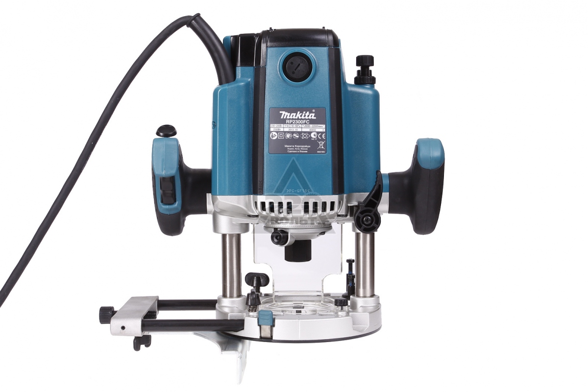 Фрезер электрический Makita RP2300FC158650 Фрезер электрический Makita RP2300FC158650Makita RP 2300 FC - мощный профессиональный инструмент, обладающий хорошей производительностью. С его помощью можно выполнять самую тяжелую работу по фрезерованию. Опорная платформа изготовлена из литого алюминия - облегчает вес инструмента и предохраняет материал от царапин.