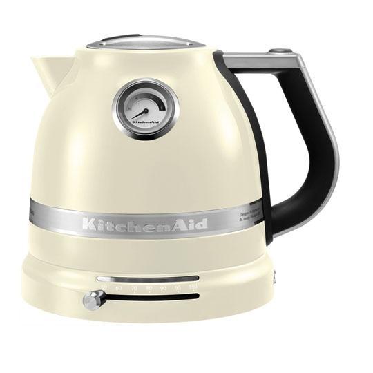 KitchenAid Artisan (5KEK1522EAC), Cream электрочайник5KEK1522EAC Cream KitchenAid Artisan (5KEK1522EAC), Cream электрочайник5KEK1522EAC CreamЭлектрический чайник KitchenAid ARTISAN объемом 1,5 литра - это новое слово в бытовой технике. Великолепные формы, эргономичность и элегантность - лучший образец, который обязательно должен быть на любой кухне. Выпить чашку чая с KitchenAid ARTISAN - это доставить себе истинное наслаждение и удовольствие. Ценители чайного напитка прекрасно знают, что каждый вид чая требует своей температуры воды. Но добиться нужного нагрева с обычной моделью было невероятно сложно. Теперь все изменилось: с двустенным электрическим чайником KitchenAid ARTISAN объемом 1,5 литра вы можете: выбирать нужную температуру нагрева от 50 до 100 градусов; поддерживать воду горячей в течение всей чайной церемонии; видеть температуру воды даже тогда, когда чайник не стоит на своей платформе; не ждать любимого напитка дольше положенного - этот прибор нагревает воду моментально.