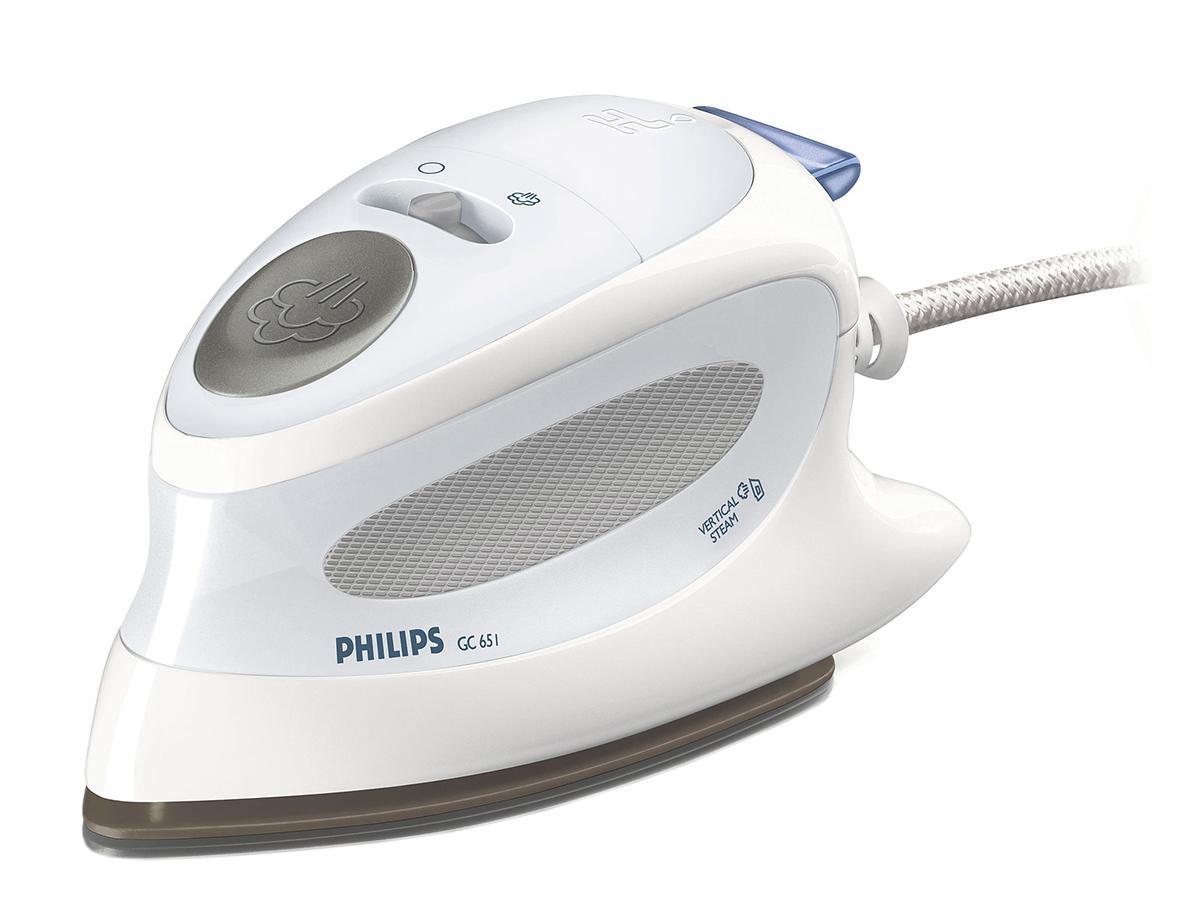Philips GC 651/02 утюгGC651/02 Philips GC 651/02 утюгGC651/02Дорожный утюг Philips GC651/02 - всегда безупречный внешний вид! Этот компактный, простой в применении утюг образует мощный пар, имеет эргономичную ручку и простое управление. Дома или в дороге, глажение одежды, которую вам хочется надеть, будет быстрым и легким. Вертикальное отпаривание для удаления складок в вертикальном положении Функция Паровой удар облегчает разглаживание неподатливых складок Возможность сухого глажения Подходит для жесткой воды Чехол для переноски утюга Желобок для пуговиц Мягкая ручка для комфорта при длительном глажении