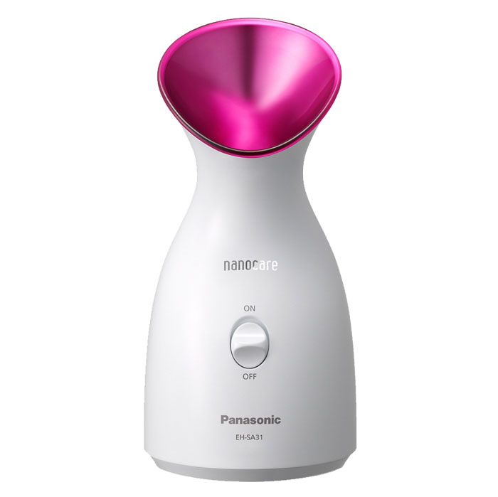 Panasonic EH-SA31VP520 ионный вапоризатор для лицаEH-SA31VP520 Panasonic EH-SA31VP520 ионный вапоризатор для лицаEH-SA31VP520Ионный вапоризатор Panasonic EH-SA31 – прибор для создания горячего пара, позволяющий быстро и эффективно распарить кожу лица, подготовив ее к дальнейшим косметическим процедурам. Ионизированный пар не только раскрывает поры, но и помогает насытить кожу влагой на долгое время. SРA-оборудование Panasonic позволит вам ухаживать за кожей лица в домашних условиях, без посещения дорогостоящих салонов красоты. Вапоризатор генерирует пар температурой 40 градусов – это оптимальный режим для глубокого и безопасного раскрытия пор кожи. После нажатия кнопки пар поступает непрерывно в течение 6 минут – этого достаточно для глубокого очищения кожи. Прибор может использоваться для следующих целей: Для смягчения кожи перед нанесением макияжа; Для удаления с лица макияжа и излишков жира; Для проведения глубокой чистки кожи лица. Благодаря простому управлению применять Panasonic EH-SA31 могут даже новички. Регулярная чистка лица с помощью...