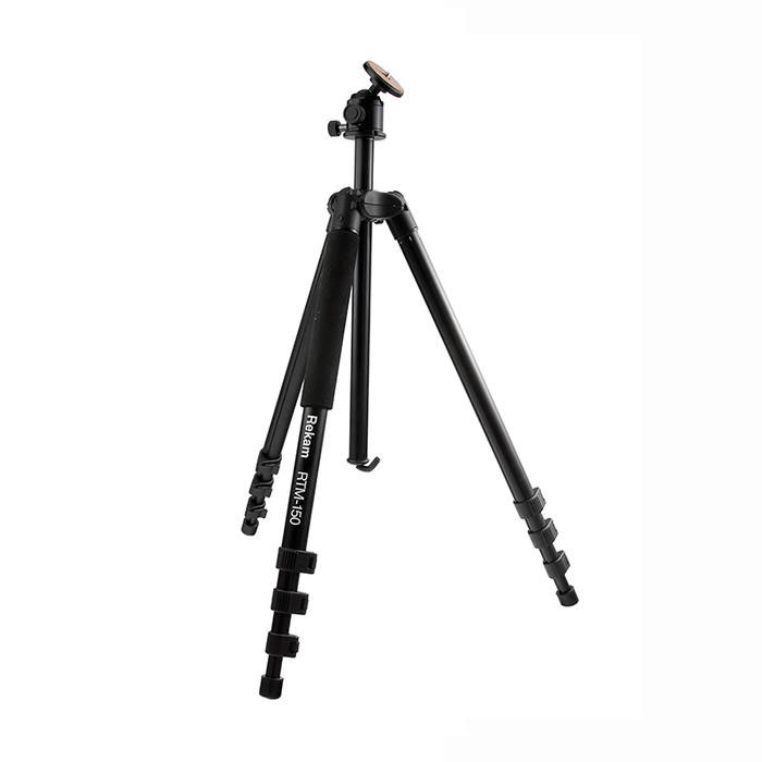 Rekam RTM-150 штативRT-M150 Rekam RTM-150 штативRT-M150Rekam RTM-150 многофункциональный штатив, который можно использовать как монопод. Голова и одна из ног штатива - съемные. Отсоединив от штатива ногу и установив на нее голову, вы получаете отличный монопод с мягкой муфтой и максимальной высотой 1360мм. Угол наклона шаровой «головы» меняется, при помощи всего одного зажима. Установив прямой угол ноги, съемку можно проводить со склона горы, и в положении лежа. Переворачиваемая центральная штанга дает возможность снимать в режиме макросъемки. Многослойное, матовое покрытие штатива черного цвета позволяет избавиться от нежелательных бликов и рефлексов. Штатив изготовлен из легких композитных материалов, преимущества которых вы обязательно оцените, взяв штатив в путешествие. В комплект входит удобная сумка-чехол с ремнем через плечо, для хранения и переноски штатива.
