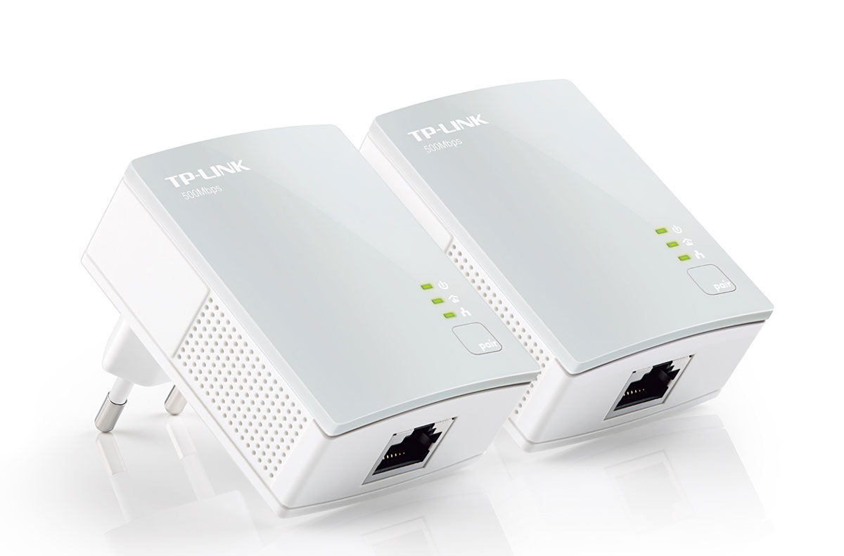 TP-Link TL-PA4010KIT AV500 комплект Nano адаптеров PowerlineTL-PA4010KIT TP-Link TL-PA4010KIT AV500 комплект Nano адаптеров PowerlineTL-PA4010KITБазовый комплект Nano адаптеров Powerline модели TL-PA4010KIT превращает вашу бытовую электросеть в высокоскоростную сеть без необходимости прокладки кабеля и производства соответствующих работ. Настройка не требуется, просто подключите адаптер к розетке электропитания и ваша локальная сеть установлена в одно мгновение. Комплект адаптеров ТL-PA4010KIT обеспечивает скорость передачи данных до 500 Мбит/с, что удобно для передачи нескольких потоковых видео высокого качества и даже 3D-фильмов в каждую комнату. Благодаря всему этому ТL-PA4010KIT - прекрасный выбор для быстрого создания развлекательной мультимедиа-сети. Новейшая технология HomePlug AV обеспечивает стабильную, высокоскоростную передачу данных со скоростью до 500 Мбит/с через бытовую электросеть на расстояние до 300 метров. Благодаря шифрованию AES TL-PA4010KIT - прекрасный выбор для подключения всех сетевых устройств в пределах дома - от компьютеров и игровых консолей до IPTV-приставок цифрового...