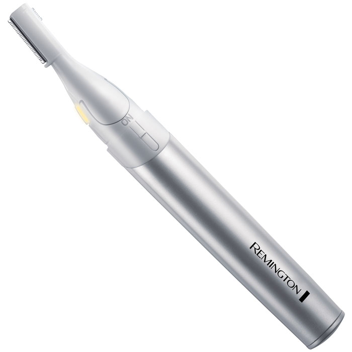 Remington MPT3800 косметический триммерMPT3800 Remington MPT3800 косметический триммерMPT3800Remington MPT3800 - косметический триммер, с помощью которого можно привести в порядок торчащие в разные стороны волоски и брови. Неважно, отправляетесь ли вы на пикник, идете на свидание или на работу - уход за собой стал еще проще. Подвижная головка триммера повторяет контуры лица и небольших участков на теле. Двойные лезвия бережно и чисто состригают нежелательные волоски. А при помощи насадки с двумя установками длины вы всегда будете выглядеть безупречно. Используйте детальный триммер где угодно: яркая встроенная подсветка обеспечит видимость всех волосков, даже при плохом освещении. Благодаря такой подсветке, вы не пропустите самые тонкие волоски, а значит, добьетесь по-настоящему гладкого результата. Мужчины также могут использовать этот триммер, например, в области между бровями или на плечах.