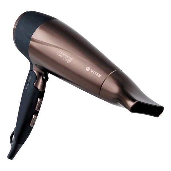Vitek VT-2238 (BN) фенVT-2238 BN Vitek VT-2238 (BN) фенVT-2238 BNУже сложно представить свою жизнь без такого аксессуара, как фен. Именно это устройство поможет быстро высушить или уложить волосы. Однако выбирать стоит лишь те фены, которые надолго сохранят здоровье ваших волос. Обратите внимание на модель VT-2238 BN: благодаря наличию уникальных функций она позволит добиться идеального результата, а также поддержать естественную красоту и здоровье волос. Добиться идеального объема у корней волос возможно с насадкой диффузором, которая предусмотрена в комплекте. Технология Tourmaline Ionic, использованная в данной насадке – это инновационное покрытие, которое при нагревании горячим воздухом образует отрицательные ионы: они запечатывают чешуйки волос, снимают статическое электричество, делая волосы гладкими как шелк. При наличии 6 режимов температуры/скорости воздушного потока вы легко подберете оптимальный вариант для вашего типа волос, а режим подачи холодного воздуха позволит закрепить результат.