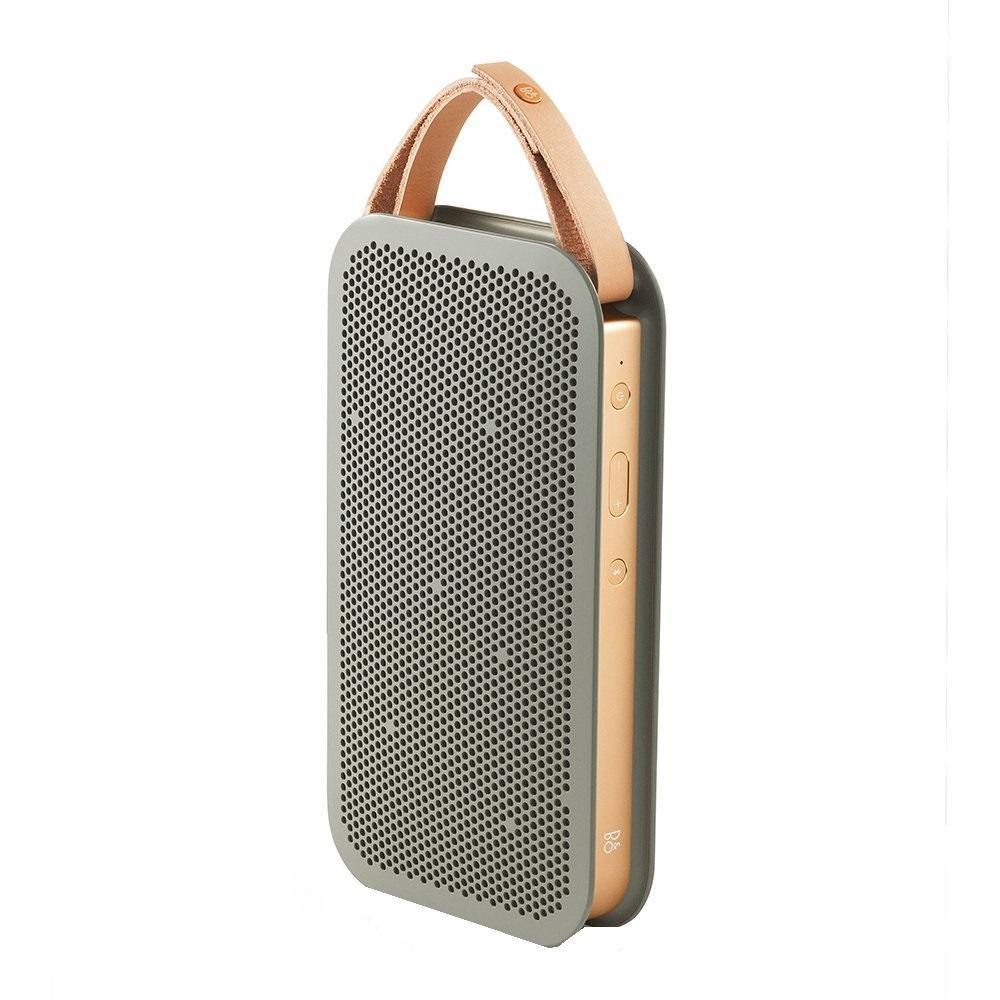 Bang & Olufsen BeoPlay A2, Grey беспроводная акустическая система1290935 Bang & Olufsen BeoPlay A2, Grey беспроводная акустическая система1290935Акустическая система BeoPlay A2 от Bang & Olufsen будет по нраву любому мобильному меломану, ведь благодаря своим компактным размерам вкупе с удобным ремешком из качественной кожи – колонку можно взять с собой куда душа пожелает, а встроенный Li-Ion аккумулятор позволит наслаждаться любимыми мелодиями сутки без подзарядки. Добавьте ко всему этому технологию Bluetooth 4.0, и вы забудете что такое провода, просто подключитесь к колонке своим мобильным устройством и слушайте