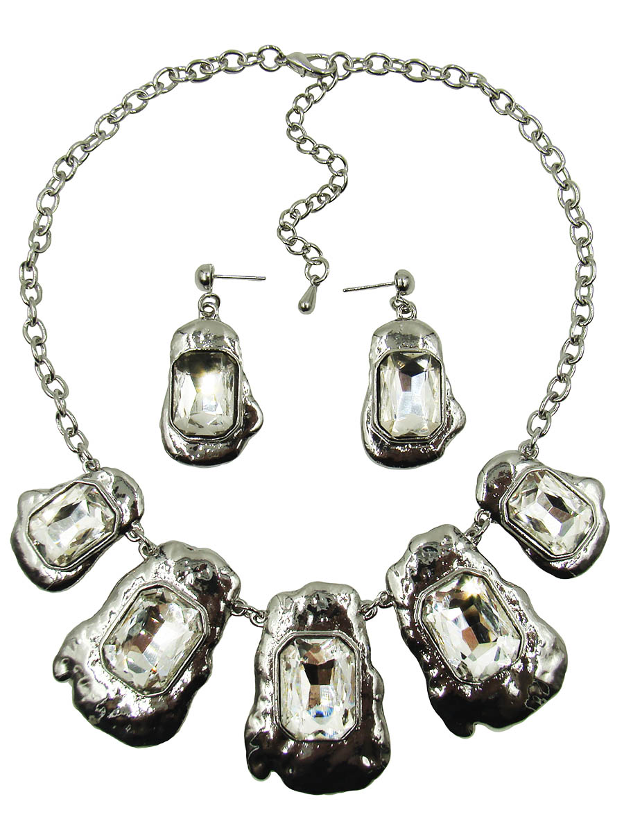 Набор бижутерии Taya: колье, серьги, цвет: серебристый. T-B-9293-SET-SILVERT-B-9293-SET-SILVER Набор бижутерии Taya: колье, серьги, цвет: серебристый. T-B-9293-SET-SILVERT-B-9293-SET-SILVERСтильный набор украшений Taya, состоящий из колье и сережек, выполненный из гипоаллергенного сплава на основе латуни (не содержит свинец и никель). Серьги декорированы оригинальными подвесками со стразами. Изделие застегивается при помощи замка-гвоздика и силиконовых заглушек. На пластинах из расплавленного и вмиг затвердевшего серебристого металла расположены крупные ограненные стеклянные камни. Эти камни будто вмерзли в металл, они становятся частью его и только при правильном попадании света становится понятно, что металл так искрится не может. Колье застегивается при помощи замка-карабина. Длина колье регулируется. Необычный комплект украшений поможет вам создать уникальный и запоминающийся образ и позволит выделиться среди окружающих. Комплект подойдет как для вечернего образа, так и на каждый день для завершения вашего наряда.