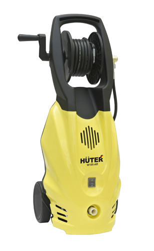Минимойка Huter W105-ARW105-AR Yellow Минимойка Huter W105-ARW105-AR YellowМинимойка Huter W105-AR представлена пользователям в качестве мобильного бытового прибора, предназначенного для быстрого и эффективного удаления пятен, слоев грязи и пыли, жира с поверхностей любой сложности. Питание осуществляется от электрической сети посредством стандартной розетки. Модель минимойки Huter W105-AR при активной эксплуатации потребляет до 1400 Вт мощности. Прибор нагревает доступную воду до +50 °С и выпускает ее в виде интенсивного потока с давлением 105 бар. В течение 1 часа работы минимойка расходует до 342 литров воды. Особенности Huter W105-AR: Телескопическая ручка Вертикальное исполнение Мобильный аппарат (оборудован колесами) Шланг высокого давления - в комплекте (5 м) Интегрированный барабан для хранения шланга высокого давления Помпа: металлическая Длина шнура электропитания: 5 м Внешний бак для чистящего средства Возможность забора жидкости из емкости ...