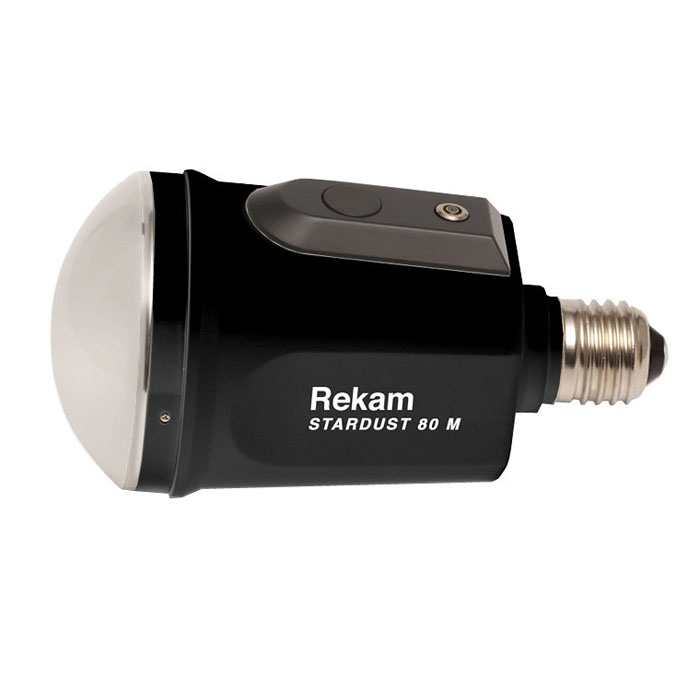 Rekam Stardust 80 M (80 Дж) лампа-вспышкаEF-SD 80M Rekam Stardust 80 M (80 Дж) лампа-вспышкаEF-SD 80MОбновленная электронная лампа-вспышка со встроенным светосинхронизатором, имеет синхроразъем и кнопку «Тест». Благодаря мощности 80 Дж Stardust 80 M позволяет получать качественное освещение при небольших затратах на оборудование. Отличительной чертой данной модели является простота в эксплуатации, Stardust 80 M устанавливается в стандартный патрон для лампы накаливания. Синхронизация лампы-вспышки Rekam Stardust 80 M с фотокамерой возможна несколькими способами: с помощью светочувствительного датчика («ловушки»); с помощью входящего в комплект поставки синхрокабеля; с помощью инфракрасного трансмиттера (приобретается отдельно).