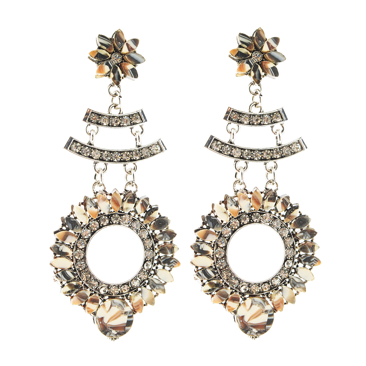 Серьги Fashion HouseFH31351 Серьги Fashion HouseFH31351Длинные серьги-подвески в стиле милитари Fashion House выполнены из металла и декорированы вставками из пластика, имитирующими натуральную гальку в виде цветовой мозаики серо-коричневого оттенка. Изделие застегивается при помощи замка-гвоздика и дополнительно на пластиковые заглушки. Оригинальные серьги помогут вам создать свой собственный неповторимый стиль.