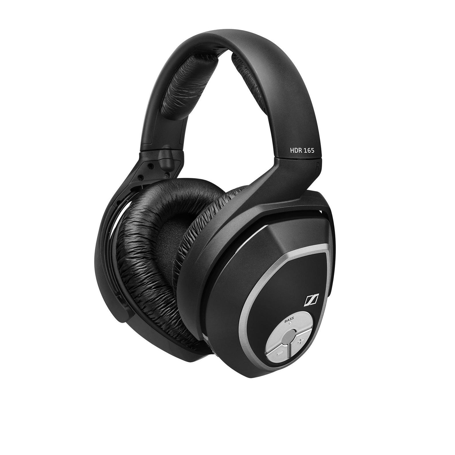 Sennheiser RS 165 беспроводные наушники505562 Sennheiser RS 165 беспроводные наушники505562Беспроводная система Sennheiser RS 165 это прекрасное начало для освоения цифровых беспроводных технологий применительно к домашним развлечениям. Большие эргономичные охватывающие амбушюры обеспечивают хорошую шумоизоляцию и удобную посадку, так что Вы можете расслабиться и сосредоточиться на просмотре любимых телепередач или фильмов. Благодаря простому и интуитивно понятному интерфейсу, все, что Вам нужно сделать, это подключить многоцелевой передатчик к домашней аудио или видео системе. Вы можете свободно передвигаться, так как RS 165 обеспечивают надежную цифровую передачу сигнала с минимальной задержкой в радиусе до 30 метров. Предусмотрена возможность усиления низкочастотного спектра частот Вы можете свободно передвигаться, так как HDR 165 обеспечивают надежный цифровой прием сигнала с минимальной задержкой в радиусе до 30 метров
