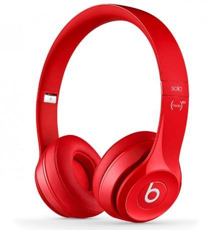 Beats Solo 2 Wireless, Red беспроводные наушникиMHNJ2ZE/A Beats Solo 2 Wireless, Red беспроводные наушникиMHNJ2ZE/Aeats Solo 2 - качественные накладные наушники с классическим оголовьем, надежно прижимающим динамики к ушам и распределяющим нагрузку по всей голове. Удобная «посадка» обеспечивает долгое, комфортное ношение. Внушительных размеров динамики передают чистый звук с выразительными низами и звонкими верхами. Встроенный микрофон позволяет общаться «без использования рук», а его высокая чувствительность делает вашу речь хорошо разборчивой на другом конце «провода». Beats Solo 2 отлично подходят как для общения, так и для прослушивания музыки, радио, просмотра видеороликов и фильмов. Модель оснащена удобным пультом управления с несколькими функциями. Это значительно повышает удобство использования устройства, ведь вы можете отдавать ему команды дистанционно. Данная модель совместима с мобильными устройствами, имеющими аудиовыход 3.5 мм.