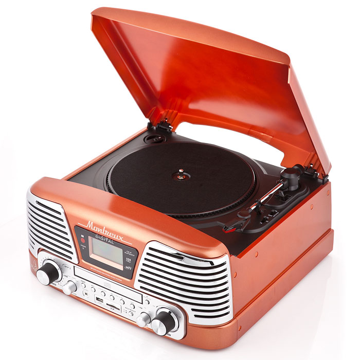PlayBox Montreux ретро-проигрыватель, Orange (PB-106D)PB-106D-OR PlayBox Montreux ретро-проигрыватель, Orange (PB-106D)PB-106D-ORPlayBox Montreux (PB-106D) - стильный и компактный проигрыватель виниловых дисков с винтажным дизайном,который напоминает проигрыватели виниловых дисков, популярных в середине прошлого столетия. Данная модель может не только воспроизводить старые пластинки, рассчитанные на скорости вращения 33, 45 и 78 оборотов в минуту, но и переписывать музыку с винила на карты памяти (SD/MMC) и компакт-диски. Помимо всех основных разъемов, проигрыватель оснащен встроенными динамиками.