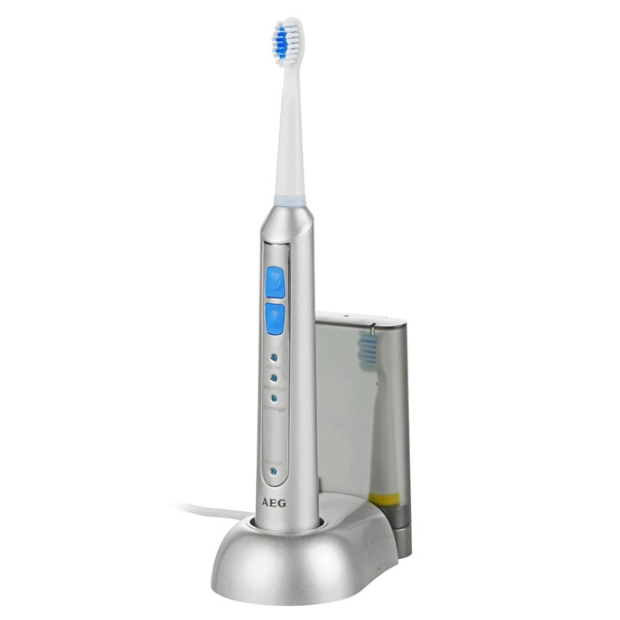AEG EZS 5664, Gray электрическая зубная щеткаEZS 5664 silber AEG EZS 5664, Gray электрическая зубная щеткаEZS 5664 silberAEG EZS 5664 - электрическая зубная щётка с бесконтактной индукционной зарядкой аккумулятора. Быстрые движения головки обеспечивают идеальную очистку зубов и удаление зубного налета. Закругленные щетинки Tynex DuPont идеально подойдут даже для чувствительных зубов и десен. Щетка имеет нескользящее покрытие в местах хвата и выключателя, также водонепроницаемый корпус (IPX7). В комплекте 2 головки для оптимальной чистки зубов и гигиены полости рта. Зубная щетка заряжается от сети.