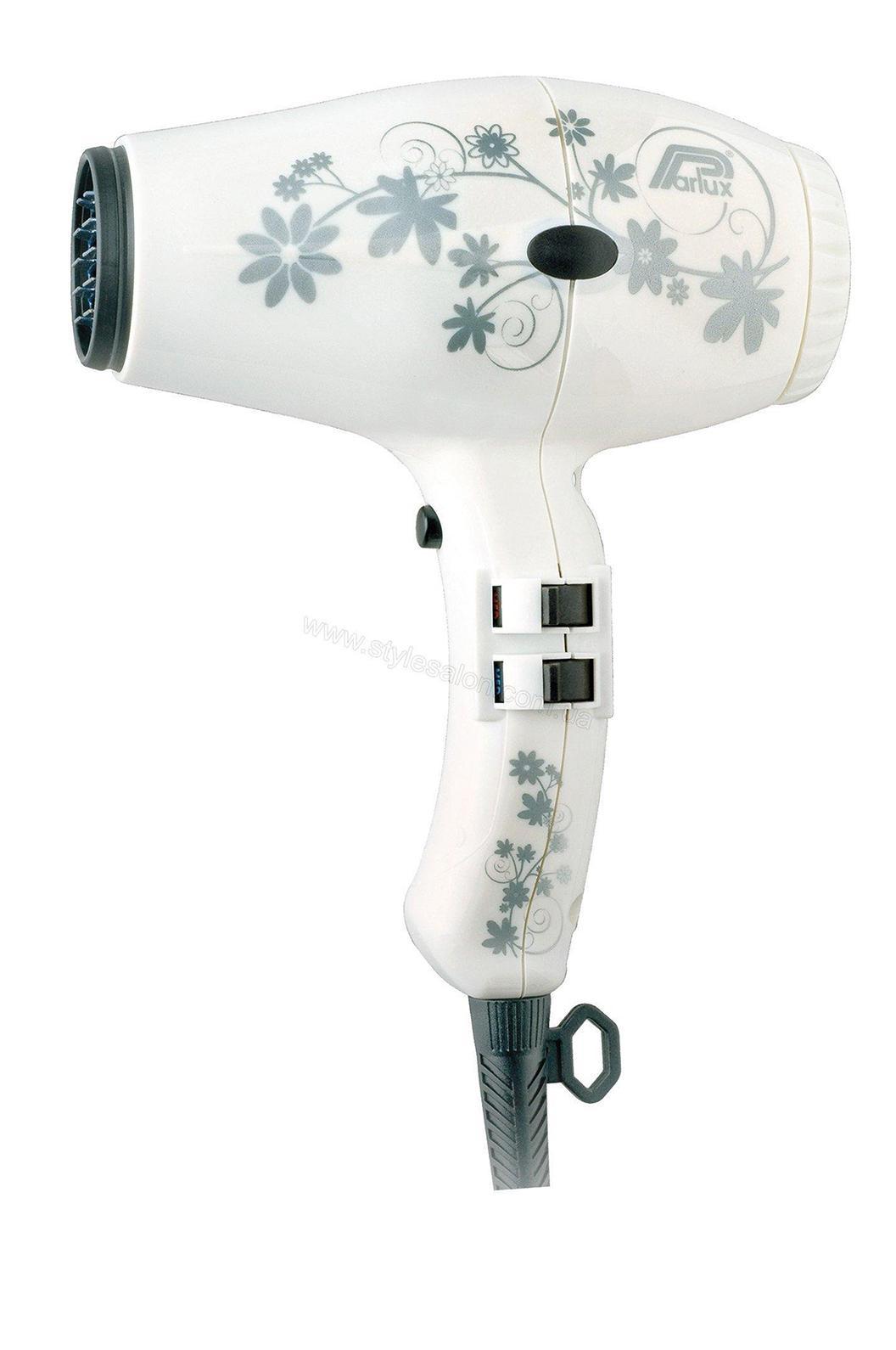 Parlux 3500 Ceramic Ionic 0901-3500, Flower фен0901-3500 ion flower Parlux 3500 Ceramic Ionic 0901-3500, Flower фен0901-3500 ion flowerФен Parlux 3500 CERAMIC & IONIC- имеет самую короткую из всей серии длину корпуса - всего 17 см. Это удобный фен для мастеров, которым часто приходится находиться в движении. Совокупный эффект от керамики и ионизации в конструкции фена позволяет излучаться теплу непосредственно внутри волос, не высушивая поверхность волос. Эта технология позволяет сохранять естественную флагу в волосах, что позволяет им сохраняться мягкими, блестящими и здоровыми Фен Parlux 3500 CERAMIC & IONIC поставляет со специальными защелкивающимися соплами в комплекте, которые не соскальзывают с фена в процессе работы, и в то же самое время легко и безопасно снимаются с прибора. Сопла легко вращаются на 360° вокруг своей оси, что позволяет вращать их во всех направлениях
