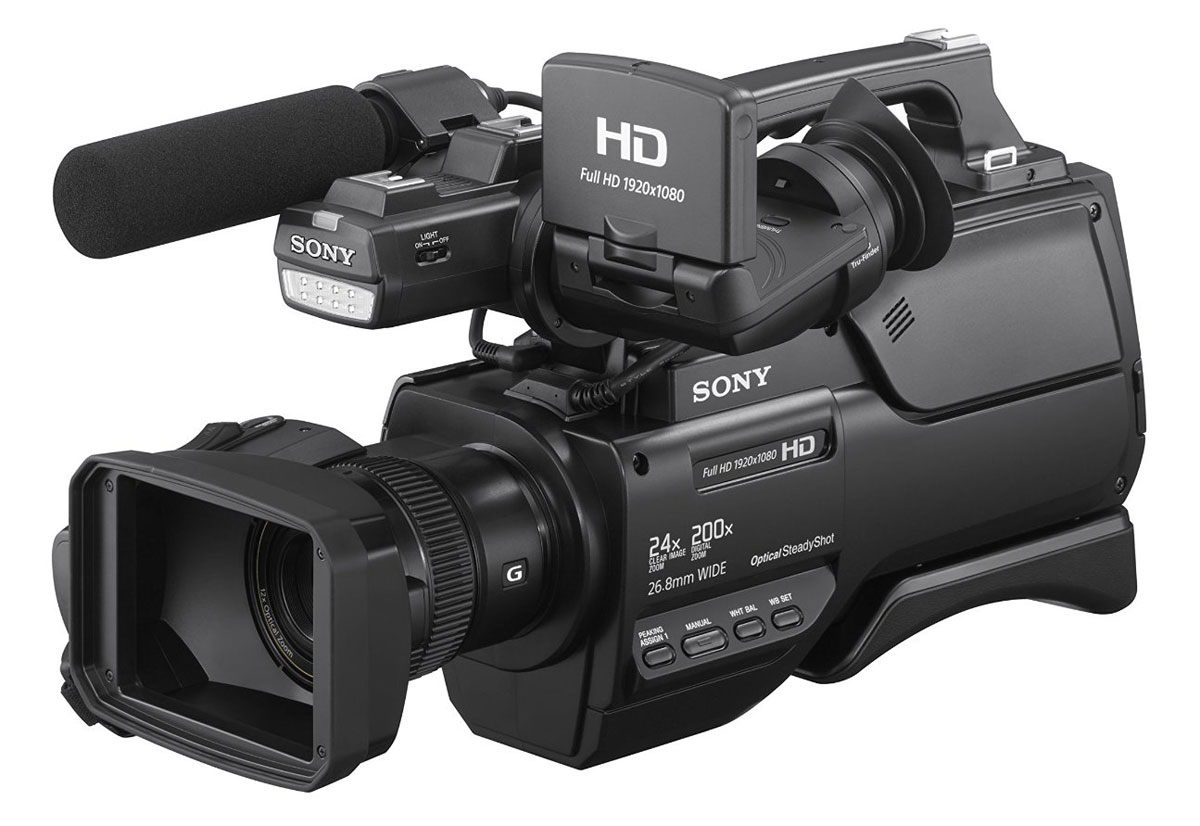 Sony HXR-MC2500 профессиональная видеокамераHXR-MC2500 Sony HXR-MC2500 профессиональная видеокамераHXR-MC2500Sony HXR-MC2500 обеспечивает профессиональный вид и стиль съемки, идеальный для свадеб, корпоративных мероприятий и создания учебных видеоматериалов. Легкий и компактный камкордер отличается особой плечевой конструкцией, благодаря чему ваши клиенты сразу признают в вас опытного профессионала. HXR-MC2500 оснащен технически сложным объективом G, в котором воплощена уникальная оптическая технология Sony с тщательным контролем качества, что обеспечивает исключительные характеристики, ставящие его в один ряд с лучшими объективами для видеопроизводства. Камкордер оптимизирован под объектив G, в нем используется усовершенствованный датчик изображения и знаменитая технология обработки изображения от Sony. В результате повышается качество изображения, независимо от того, снимаете ли вы действие крупным планом или показываете панораму, используя 26,8-мм объектив, который обладает самым широким углом обзора в этом классе камер, что позволяет производить широкоугольную ...
