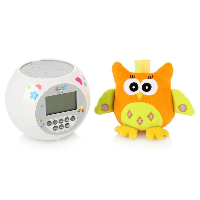 ROXY-KIDS Игрушка-проектор звездного неба OLLY с совойR-AC299 ROXY-KIDS Игрушка-проектор звездного неба OLLY с совойR-AC299Игрушка и ночник-проектор звездного неба OLLY. Функции проектора: проекция звездного неба, встроенные колыбельные мелодии (10 штук), световые эффекты, контрастные звезды, 3 уровня громкости. Специальные функции: часы, будильник, таймер, календарь, температура окружающего воздуха, подсветка дисплея в ночное время суток. Помогает малышам сладко заснуть, развивает зрительное восприятие, формирует музыкальный слух. Мягкая игрушка для малышей развивает тактильные и зрительные ощущения. Игрушка-проектор звездного неба OLLY с совой - чудесный прибор, который создаст в детской волшебную, умиротворяющую атмосферу. Теперь ваш ребенок будет засыпать быстрее и спать спокойнее, завороженный мягким сиянием звездного неба и расслабляющей музыкой. Цвет звезд, озаряющих стены и потолок детской, незаметно изменяется во время работы проектора, и эти переливы сопровождают плавно сменяющиеся колыбельные мелодии. Вы сможете подобрать наиболее комфортный для малыша уровень...