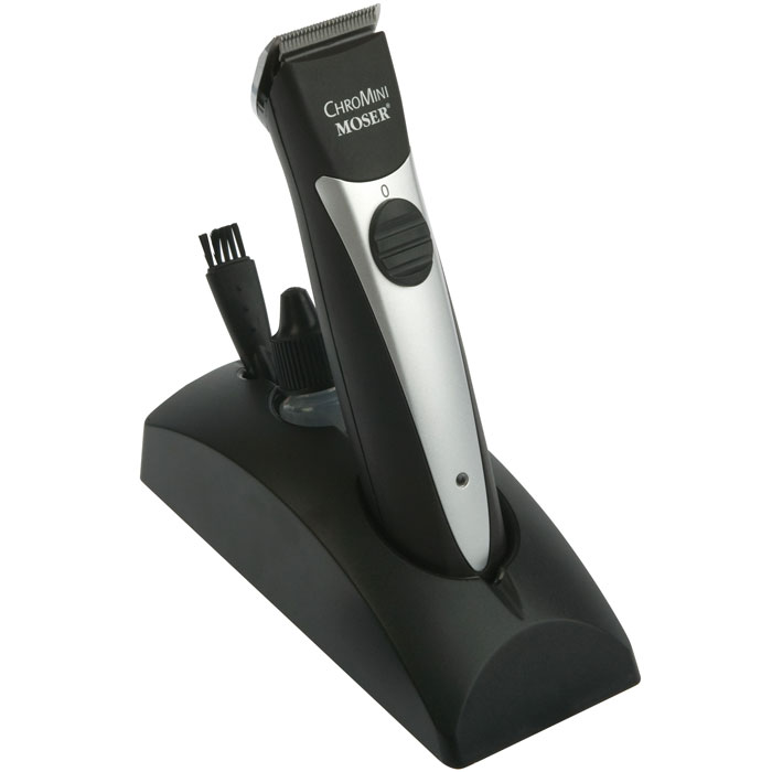 Moser Chromini Pro, Black машинка для стрижки (1591-0062)1591-0062 Moser Chromini Pro, Black машинка для стрижки (1591-0062)1591-0062Машинка окантовочная профессиональная Moser Chromini Pro оснащена новым аккумулятором повышенной емкости и ускоренным временем зарядки. Теперь, при сохранившемся на прежнем уровне времени непрерывной работы от аккумулятора - 100 минут, время зарядки сокращено в 6 раз, и составляет всего 2 часа до полной зарядки. - быстросъёмный ножевой блок из нержавеющей стали для окантовочных работ. Триммер оснащён высококачественным прецизионным окантовочным ножевым блоком Magic Blade с высотой среза 0,4 мм, шириной 32 мм и роторным мотором. Система быстросъёмных ножей на машинках Moser Chromini упрощает уход за машинкой и позволяет осуществлять быстрый переход на другую технику стрижки при наличии других типов ножевых блоков для этой машинки из ассортимента Moser.