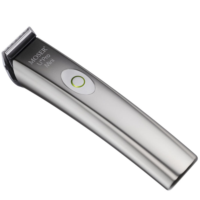 Moser LiPro Mini машинка для стрижки (1584-0050)1584-0050 Moser LiPro Mini машинка для стрижки (1584-0050)1584-0050Профессиональная аккумуляторно-сетевая окантовочная машинка Moser LiPro Mini. Лёгкая и тихая, машинка оснащена профессиональным ножевым блоком нового поколения с высотой среза 0,4 мм. Нож легко снимается для чистки и смазки режущих элементов, а также для быстрой замены на нож Carving для точных линий и Designer для стрижек-татуировок (в комплект не входят). Управляемый микроконтроллером роторный мотор обеспечивает стабильность работы прибора, независимо от степени зарядки аккумулятора или структуры волос. Индикатор зарядки аккумулятора своевременно укажет Вам на необходимость подключения машинки к сети.