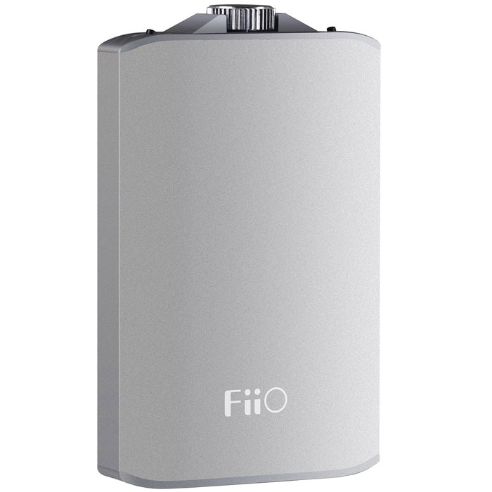 Fiio A3, Silver усилитель для наушников6953175710011 Fiio A3, Silver усилитель для наушников6953175710011Fiio A3 - портативный усилитель для наушников в литом алюминиевом корпусе с чуть покатыми передней и задней стенками. Данная модель аналоговый вход mini-jack и развивает выходную мощность 450 мВт при сопротивлении наушников 16 Ом, или 270 мВт при работе на 32-Омные модели. Таким образом, данный усилитель будет совместим практически со всеми моделями наушников для портативной техники, имеющимися на рынке (рекомендуемое сопротивление от 16 до 150 Ом). Для более точного согласования с низко- или высокоомными наушниками, Fiio A3 имеет переключатель коэффициента усиления (низкий / высокий). Кроме того, данная модель оснащена специальной схемой усиления басов, выполненной полностью на дискретных элементах. При ее активации низкие частоты звучат более акцентировано и напористо, что может быть полезным для некоторых наушников или жанров музыки. При желании эту схему можно отключить. Входные каскады усилителя построены на ОУ OPA162, обладающей нейтральной...