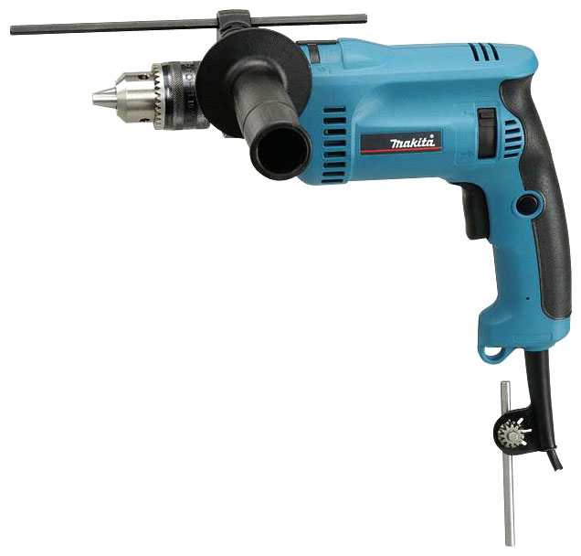 Дрель ударная Makita HP1620HP1620 Дрель ударная Makita HP1620HP1620Ударная дрель Makita HP1620 объединяет небольшой вес, компактность и силу профессионального инструмента. Дрель работает в двух режимах: классическое сверление и сверление с ударом. Это позволяет обрабатывать практически все виды материалов, в том числе камень. Высокое качество работы обеспечивает надежная конструкция ударной дрели. Металлический ключевой патрон крепко фиксирует сверло. При заклинивании в заготовке оснастка легко извлекается с помощью реверса. Он выполнен по щеточному типу. Такой механизм замедляет процесс износа щеток. Кроме того, обеспечивает одинаковую скорость вращения шпинделя как влево, так и вправо. Производительность ударной дрели Makita HP1620 довольно высока. Создать сразу несколько отверстий одинакового диаметра и глубины позволяет ограничитель упора.
