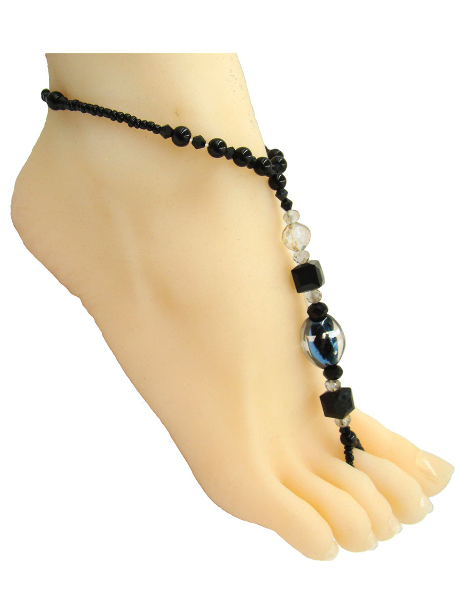 Браслет на ногу Taya, цвет: черный. T-B-10141T-B-10141-BRAC-BLACK Браслет на ногу Taya, цвет: черный. T-B-10141T-B-10141-BRAC-BLACKБраслет на ногу Taya в оригинальном стиле выполнен из бисера и бусин. Модель с одной стороны одевается на щиколотку, а с другой - на палец. Такой браслет придется по душе всем кто следит за трендами.