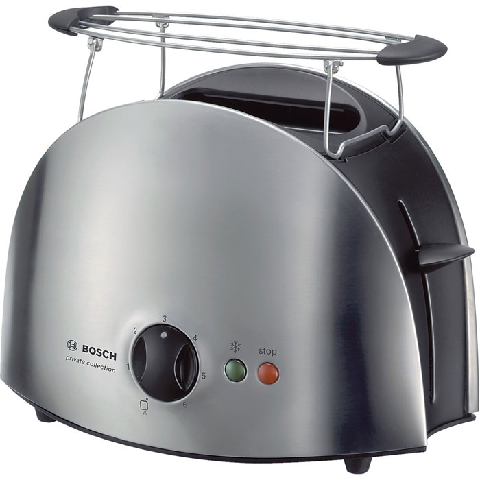 Bosch TAT 6901 тостерTAT6901 Bosch TAT 6901 тостерTAT6901Bosch TAT 6901 - современный тостер с с электронным управлением, рассчитанный на одновременное поджаривание двух тостов. Функция автоматического центрирования помещает ломтики хлеба на одинаковом расстоянии от нагревательных элементов для равномерного обжаривания с двух сторон. Термоизолированный корпус Bosch TAT 6901 изготовлен из прочного и легкого пластика. Для прекращения работы прибора, в случае застревания хлеба или опрокидывания, предназначена кнопка отмены. Для поджаривания замороженных ломтиков предусмотрена функция размораживания, для разогревания булочек — съемная решетка. Отдельная кнопка прерывания приготовления тостов Бесступенчатый терморегулятор Намотка кабеля