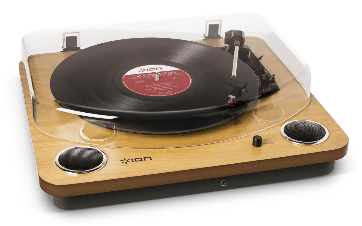 ION Audio MAX LP проигрыватель винила со встроенными динамиками2 MAX LP ION Audio MAX LP проигрыватель винила со встроенными динамиками2 MAX LPВиниловый проигрыватель ION Audio MAX LP имеет стильный ретро-дизайн, а также оснащен USB-портом и разъемом для подключения наушников. Подсоединив устройство к ПК или Mac, вы можете оцифровывать ваши любимые композиции в формат MP3. Специальная программа по конвертации EZ Vinyl/Tape Converter идет в комплекте. Программа автоматически формирует отдельные треки. Благодаря аудио выходам RCA музыку с MAX LP можно слушать на внешних стерео-колонках. Защитная крышка надежно сохранит проигрыватель и иглу в чистоте