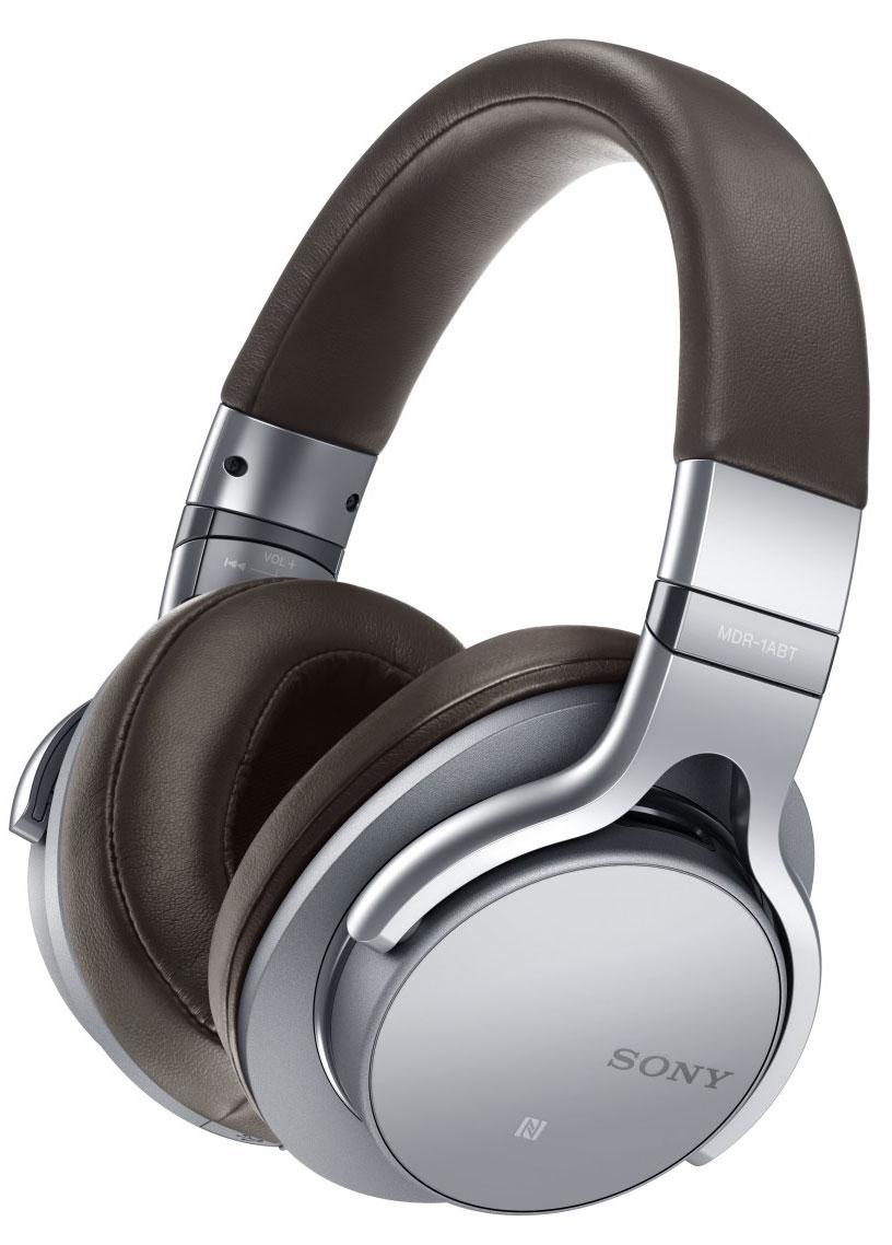 Sony MDR-1ABT, Silver наушникиMDR1ABTS.E Sony MDR-1ABT, Silver наушникиMDR1ABTS.EМощные HD-динамики диаметром 40 мм с большими вентиляционными отверстиями воспроизводят пульсирующий, энергичный бас даже в самых сложных музыкальных записях. Легкий и прочный диффузор из ЖК-полимерной пленки характеризуется очень коротким временем отклика, что обеспечивает насыщенность и естественность вокальных партий и частот среднего диапазона. Сделайте громче и слушайте музыку в максимальной детализации на всем диапазоне. Сенсорное управление для простоты и комфорта работы Управлять музыкой теперь еще проще благодаря удобному сенсорному интерфейсу. Коснитесь чашки наушников для воспроизведения или паузы; проведите пальцем влево или вправо для перехода к нужному треку; проведите пальцем, не отрывая руки, для поиска нужного момента в композиции; настройте уровень громкости, проведя пальцем вверх или вниз. Все самые необходимые функции на кончиках ваших пальцев - вам больше не придется разыскивать кнопки управления на устройстве.