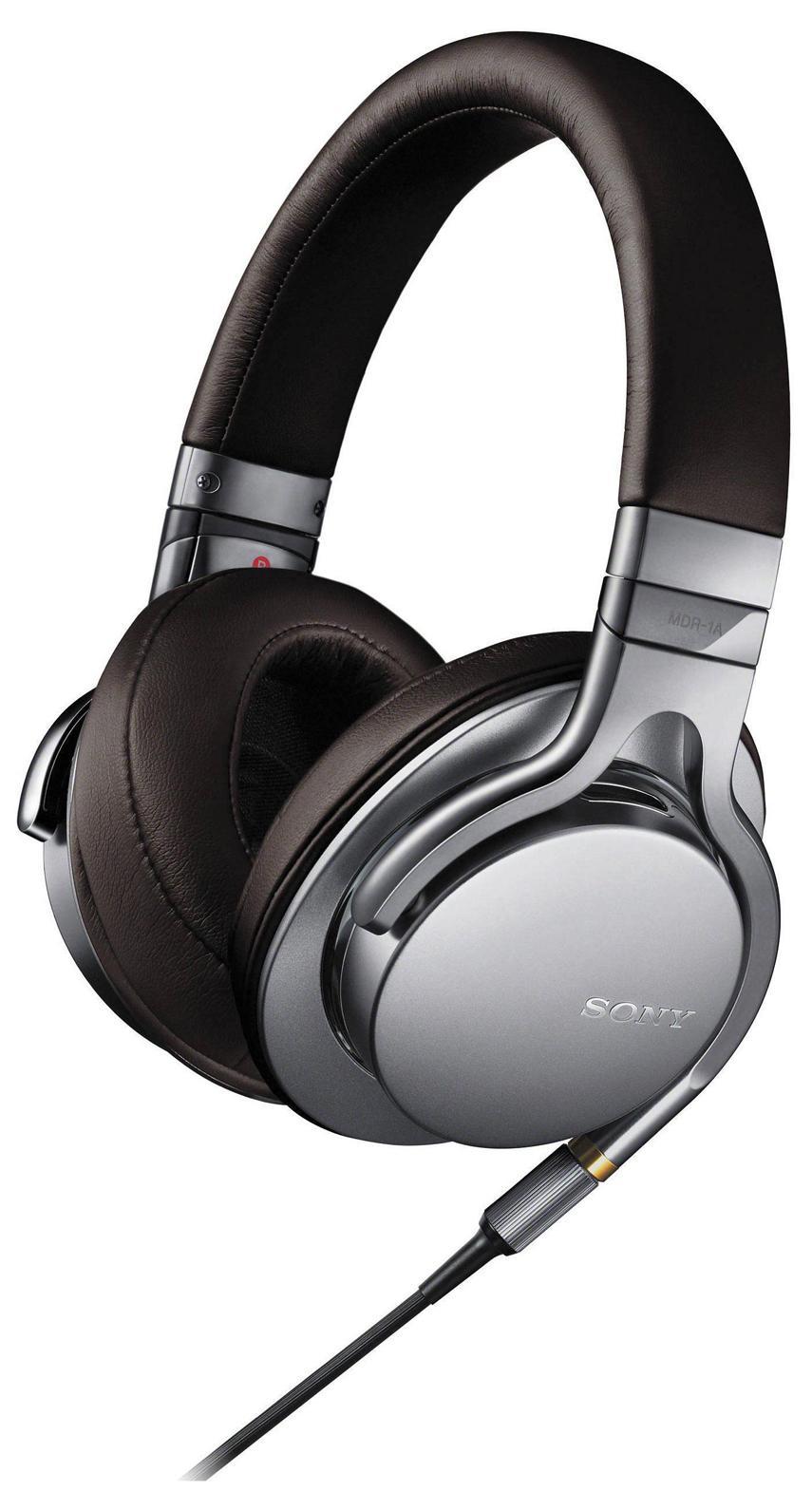Sony MDR-1A, Silver наушникиMDR1AS.E Sony MDR-1A, Silver наушникиMDR1AS.EУслышьте музыку такой, какой она была создана, благодаря форматам аудио высокой четкости Пусть ваша музыкальная коллекция зазвучит по-новому с поддержкой форматов аудио высокой четкости. За счет преобразования аналогового сигнала в цифровой с более высоким битрейтом по сравнению с компакт-дисками, (24 бит/192 кГц, вместо традиционных 16 бит/44,1 кГц) форматы аудио высокого разрешения позволяют максимально приблизить звучание записи к оригинальному студийному звуку. Оригинальное звучание благодаря динамическим головкам HD Мощные динамики HD диаметром 40 мм с большими вентиляционными отверстиями воспроизводят пульсирующий, энергичный бас даже в самых сложных музыкальных записях. Легкая и прочная диафрагма из ЖК-полимерной пленки с алюминиевым напылением характеризуется очень коротким временем отклика, что обеспечивает насыщенность и естественность вокальных партий и частот среднего диапазона. Сделайте громче и слушайте музыку в максимальной детализации на всем диапазоне