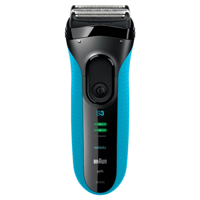Braun Series 3 3040s, Black Blue электробритваБ0017839_s Braun Series 3 3040s, Black Blue электробритваБ0017839_sГладкое бритье, идеальный комфорт. Быстрее, чем когда-либо раньше* С новой технологией Microcomb. Новая бритва Series 3 от Braun, мировой бестселлер среди сеточных бритв, стала еще лучше. Технология Microcomb помогает направлять больше волосков к режущим элементам для более быстрого бритья.* Благодаря системе бритья тройного действия и сеточке SensoFoil™ бритва Series 3 не только обеспечивает гладкое бритье 3-х дневной щетины, но и идеальный комфорт для кожи. Бритву Series 3 3040 Wet &Dry можно использовать в душе с пеной или с гелем для более комфортных ощущений. Технология Microcomb помогает направлять больше волосков к режущим деталям для более быстрого бритья. Tри независимых режущих блока адаптируются к контурам лица Технология Wet & Dry позволяет пользоваться бритвой в душе с пеной или гелем 1 час зарядки позволяет...